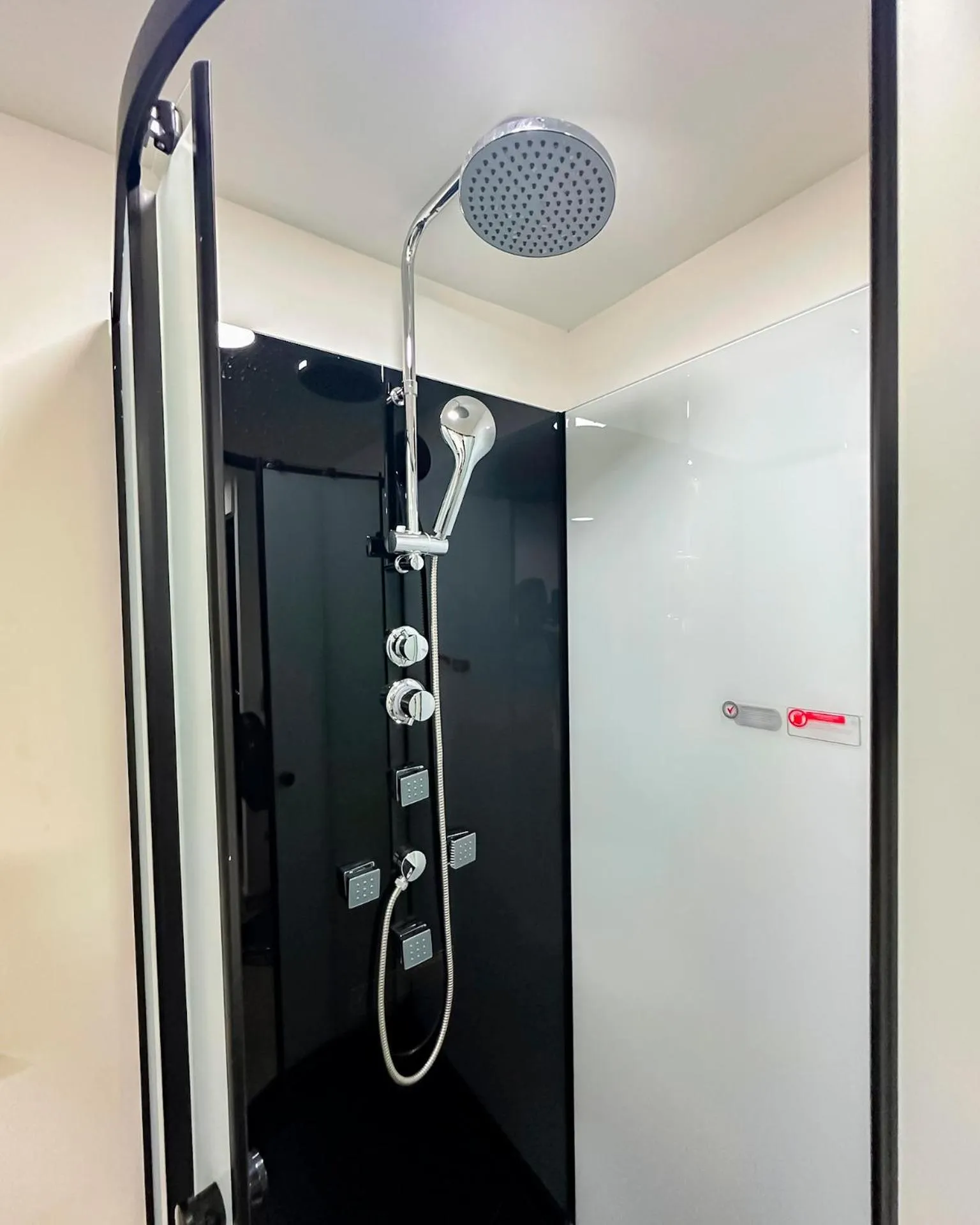 Shower in Orbe Hotel Medellín