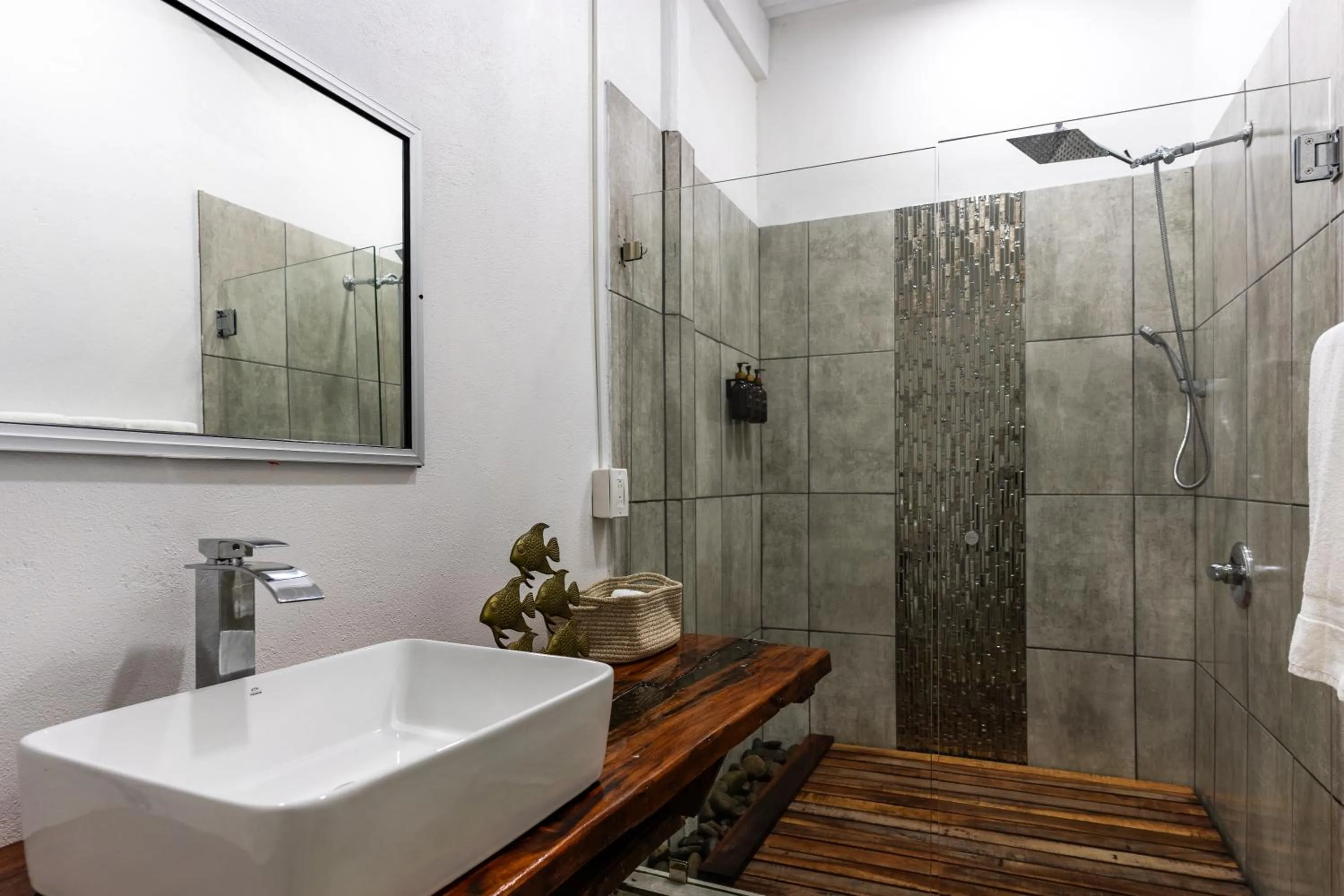 Shower in El Deseo Serendipity Tortuguero