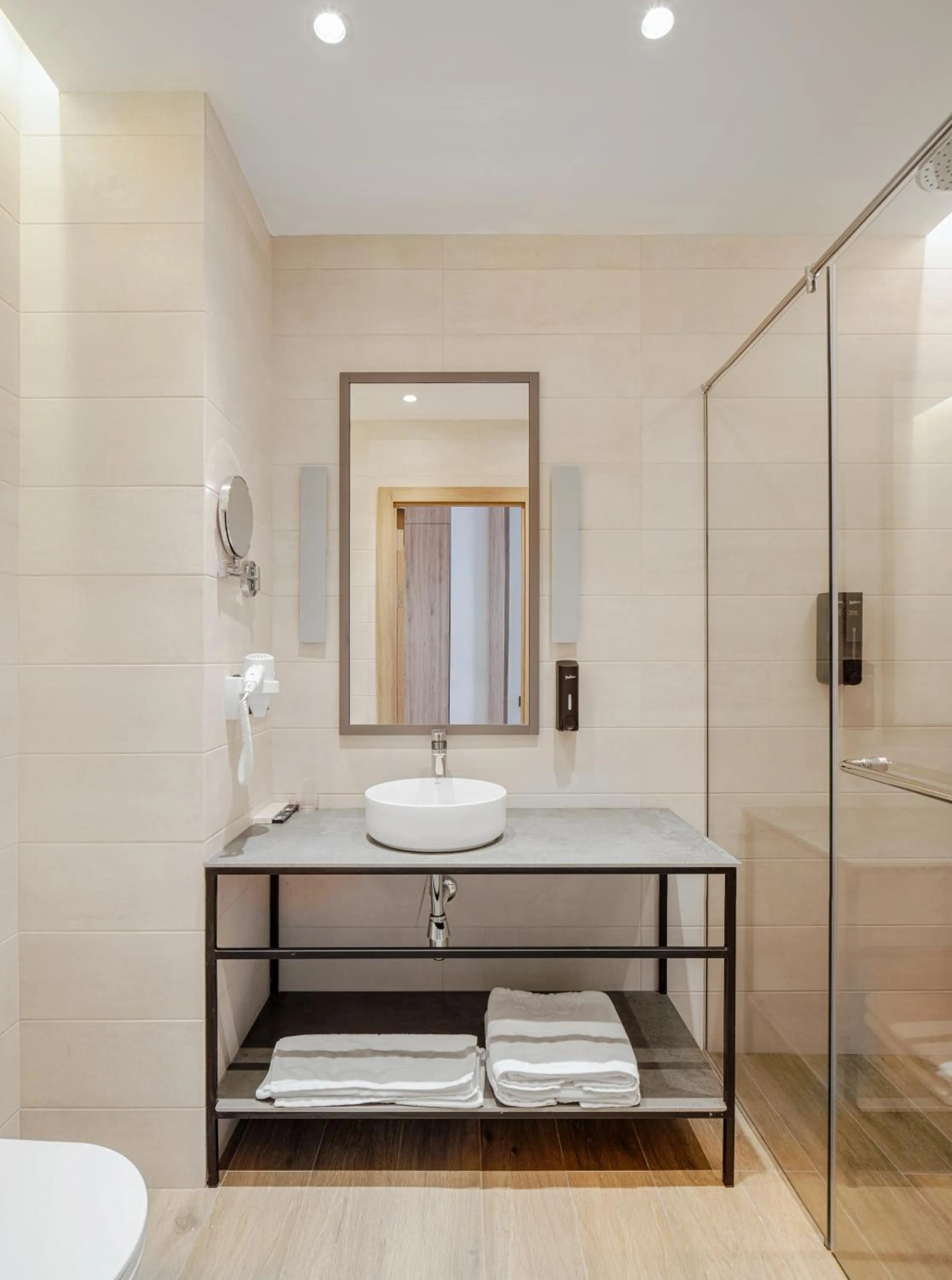 Shower in Shiraz Plaza Hotel & Spa