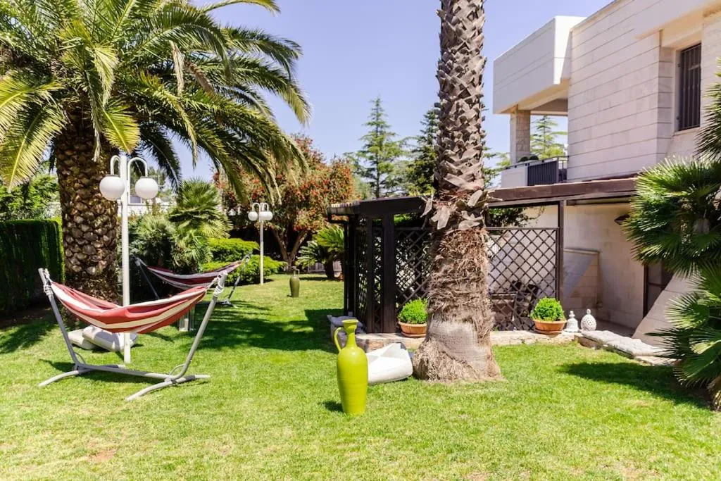 Beatrice: regal residence with wide garden