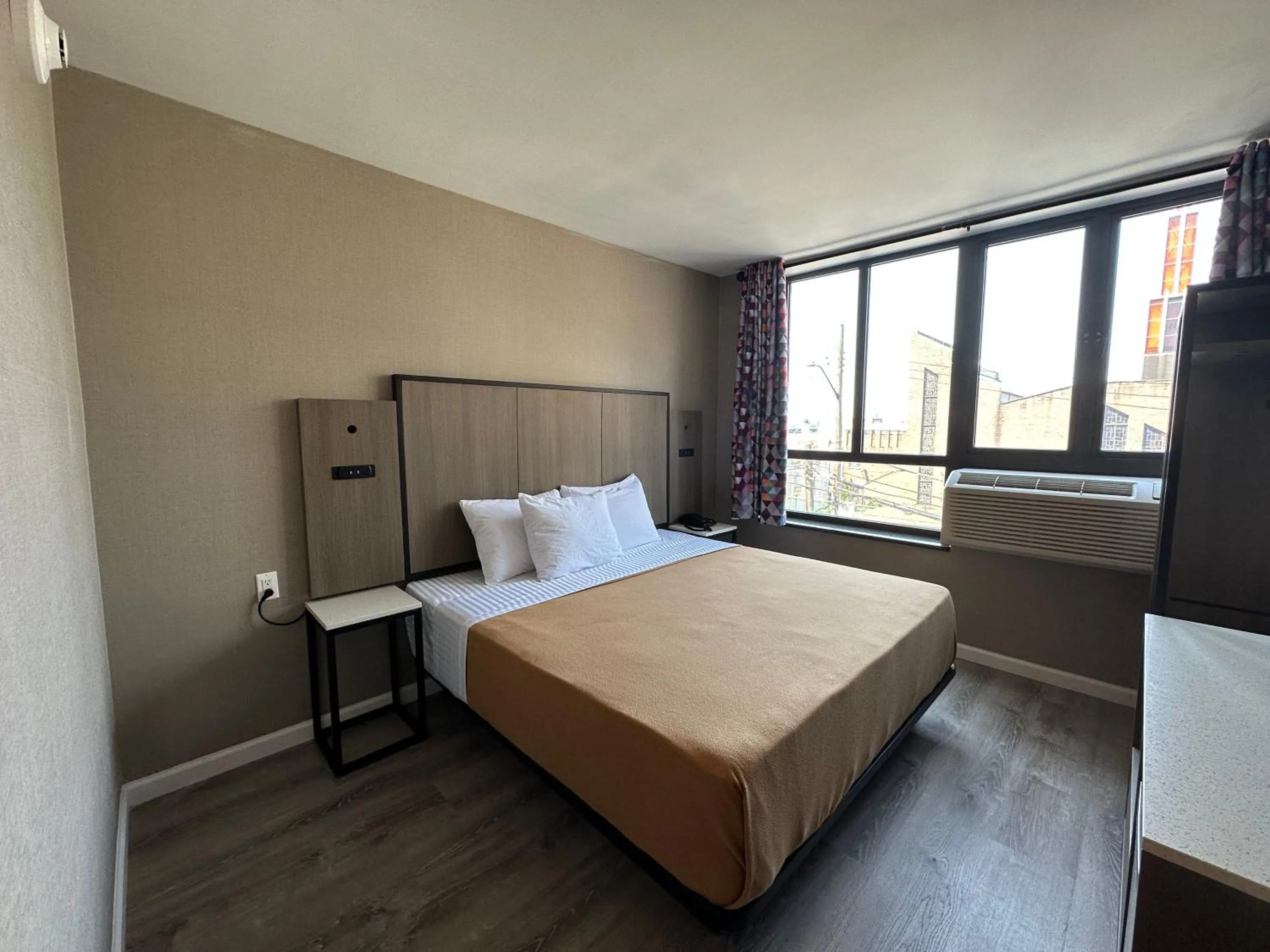 Bedroom, Bed in Regal Inn & Suites New York LaGuardia Hotel