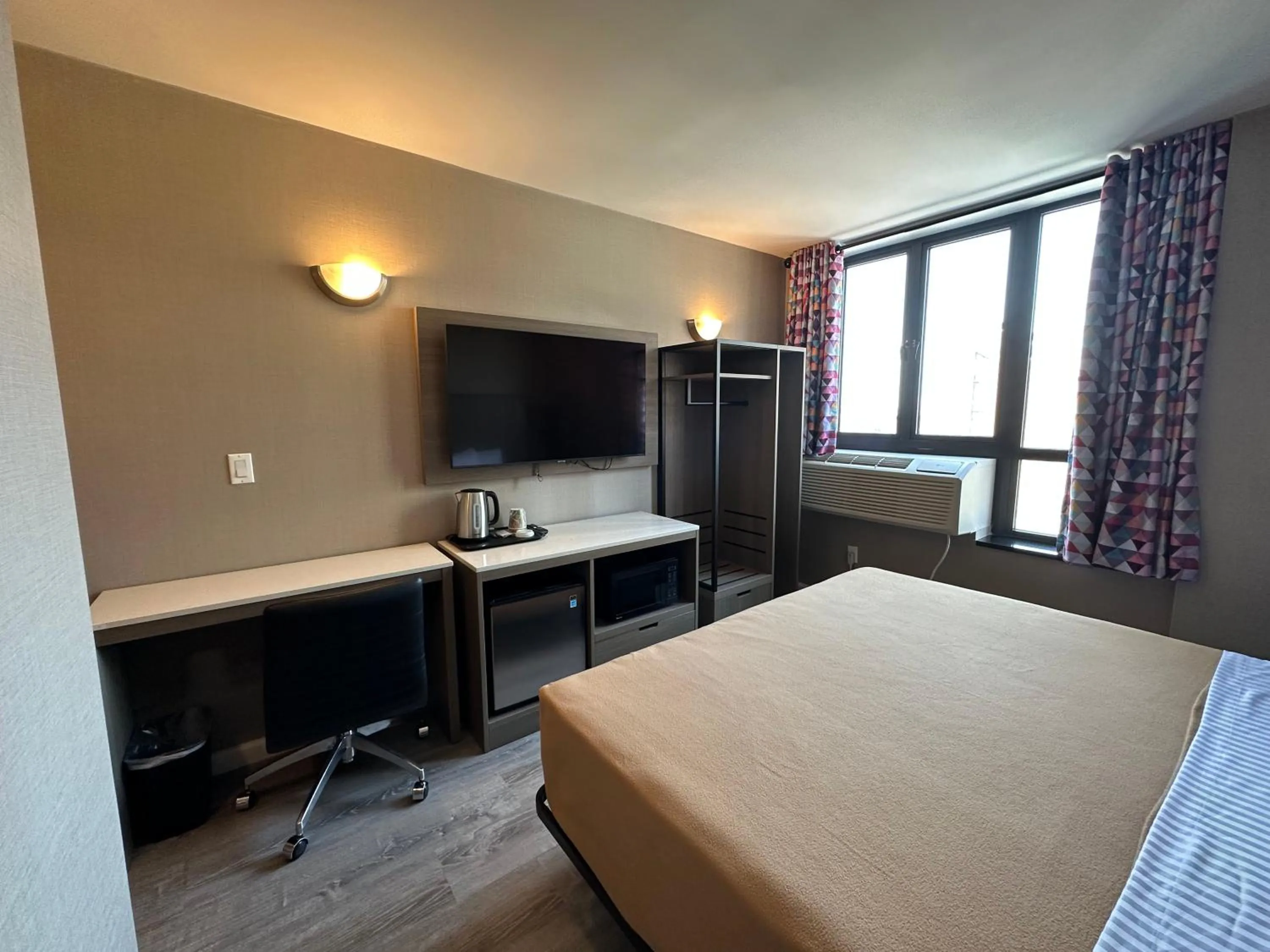 TV and multimedia, Bed in Regal Inn & Suites New York LaGuardia Hotel
