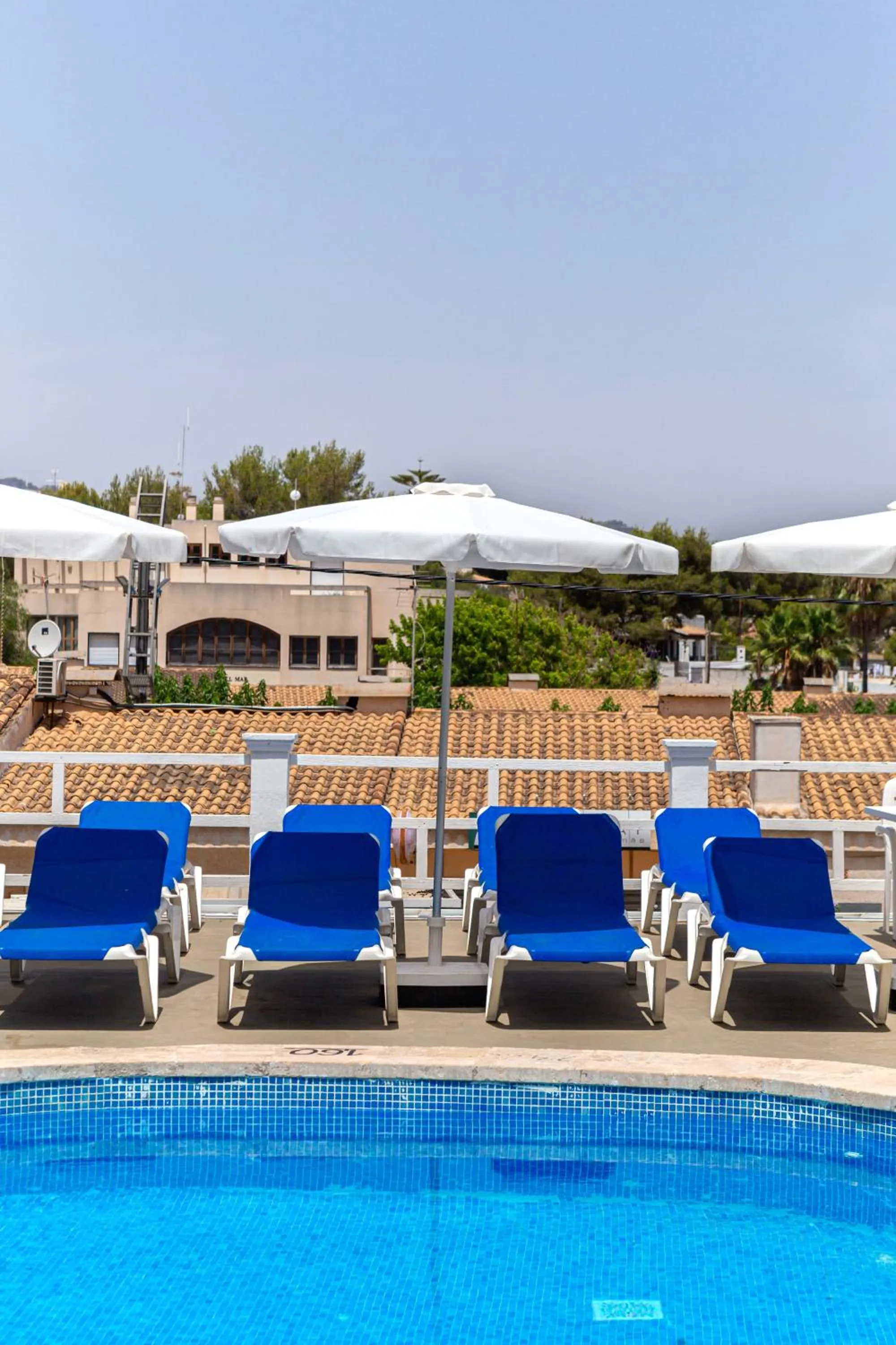 Swimming pool in Hostal Residencia San Francisco