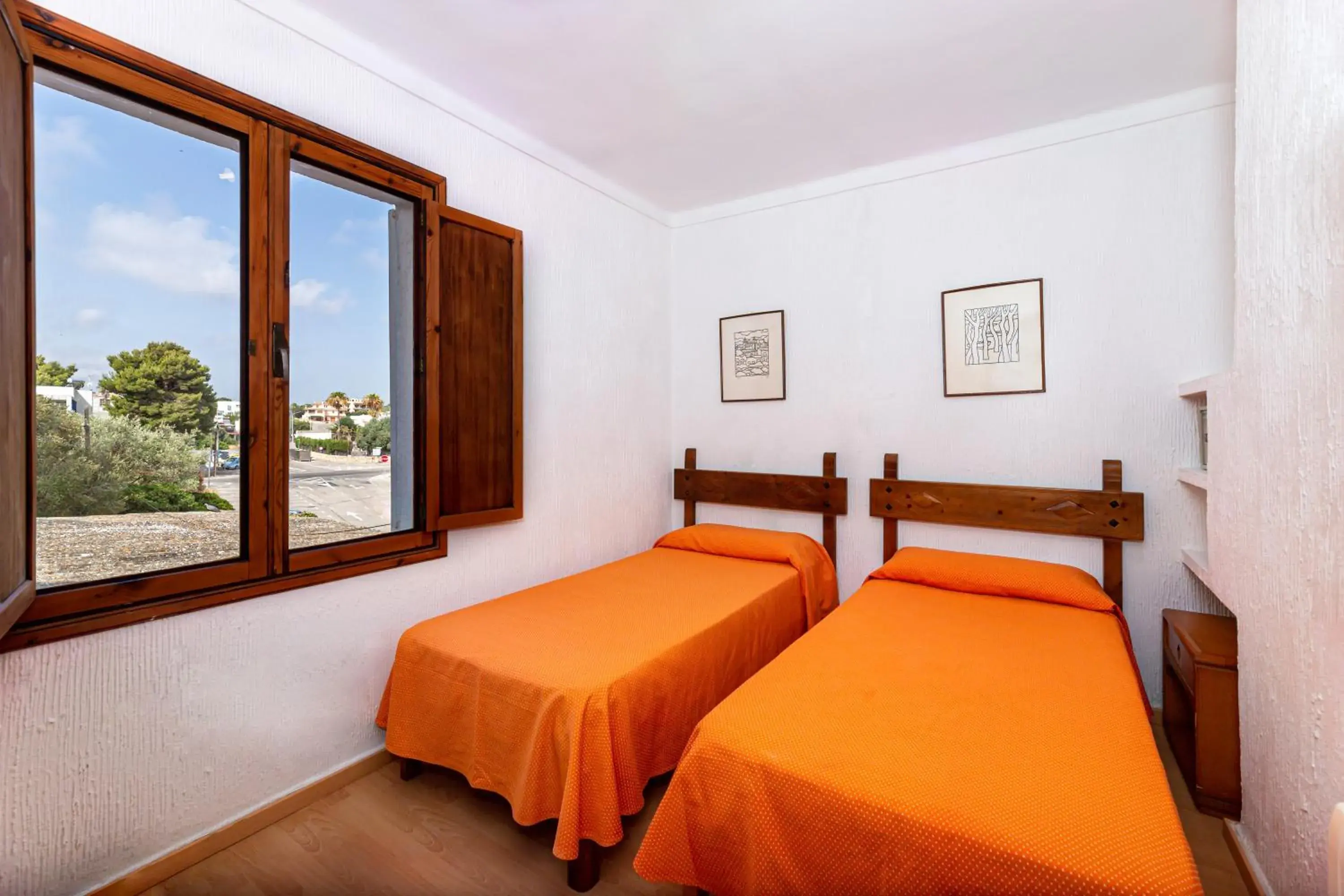 Economy Double or Twin Room with Private External Bathroom in Hostal Residencia San Francisco Economy Double or Twin Room with Private External Bathroom in Hostal Residencia San Francisco