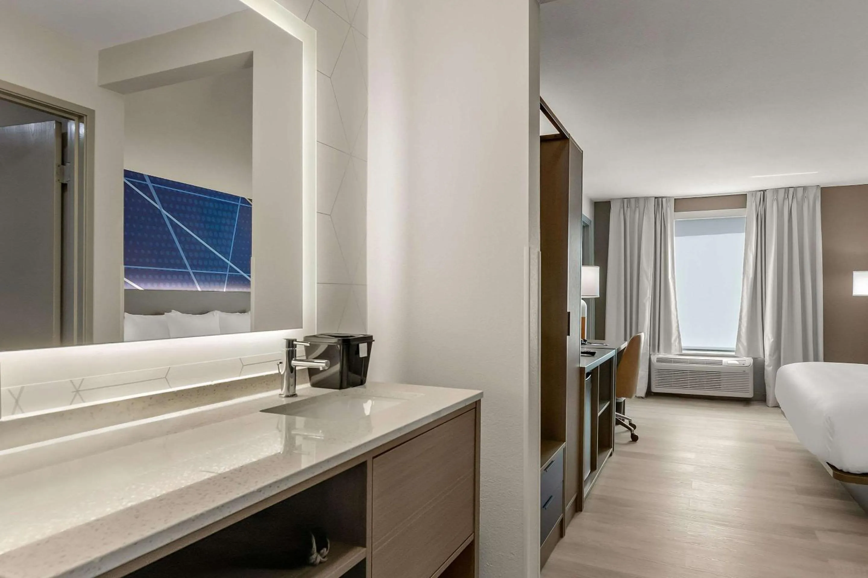 Bedroom, Bed in Comfort Inn Conroe