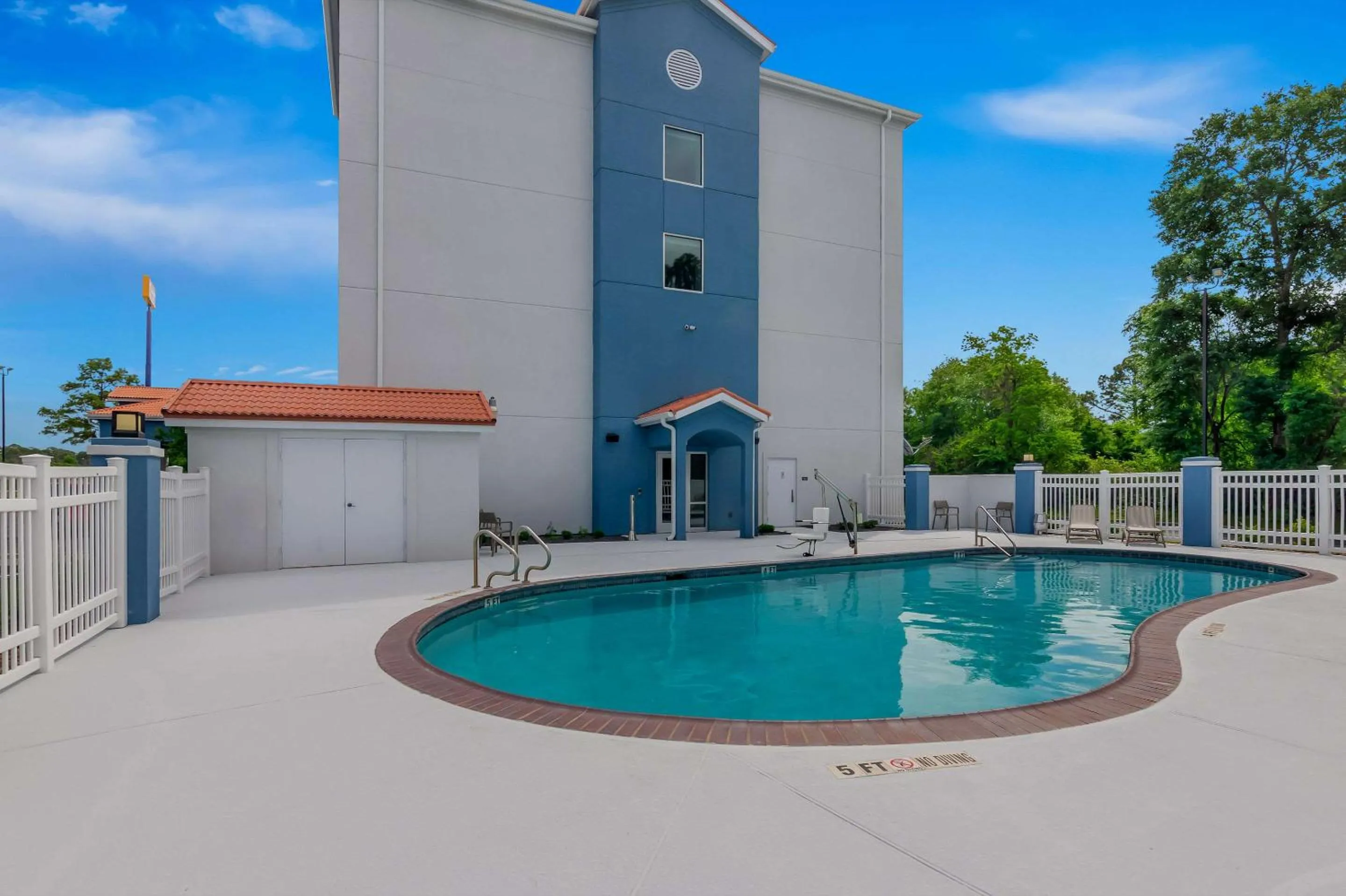 Swimming pool in Comfort Inn Conroe