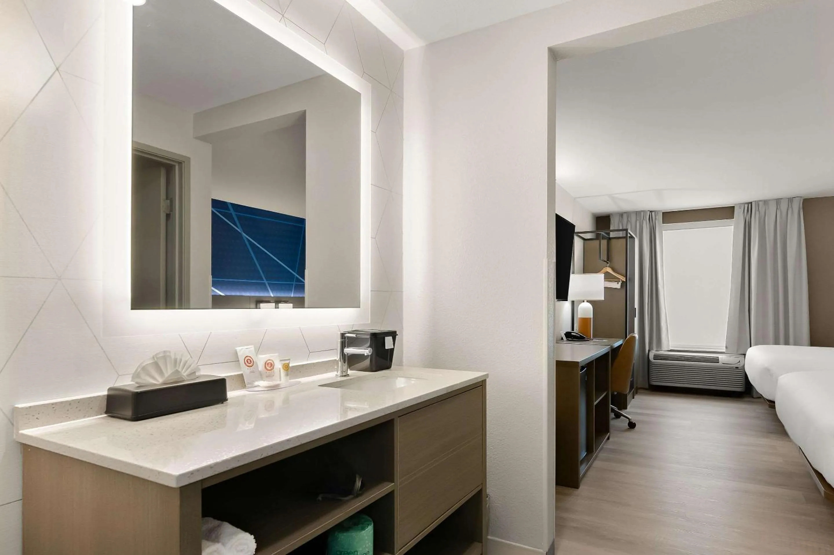 Bedroom, Bed in Comfort Inn Conroe