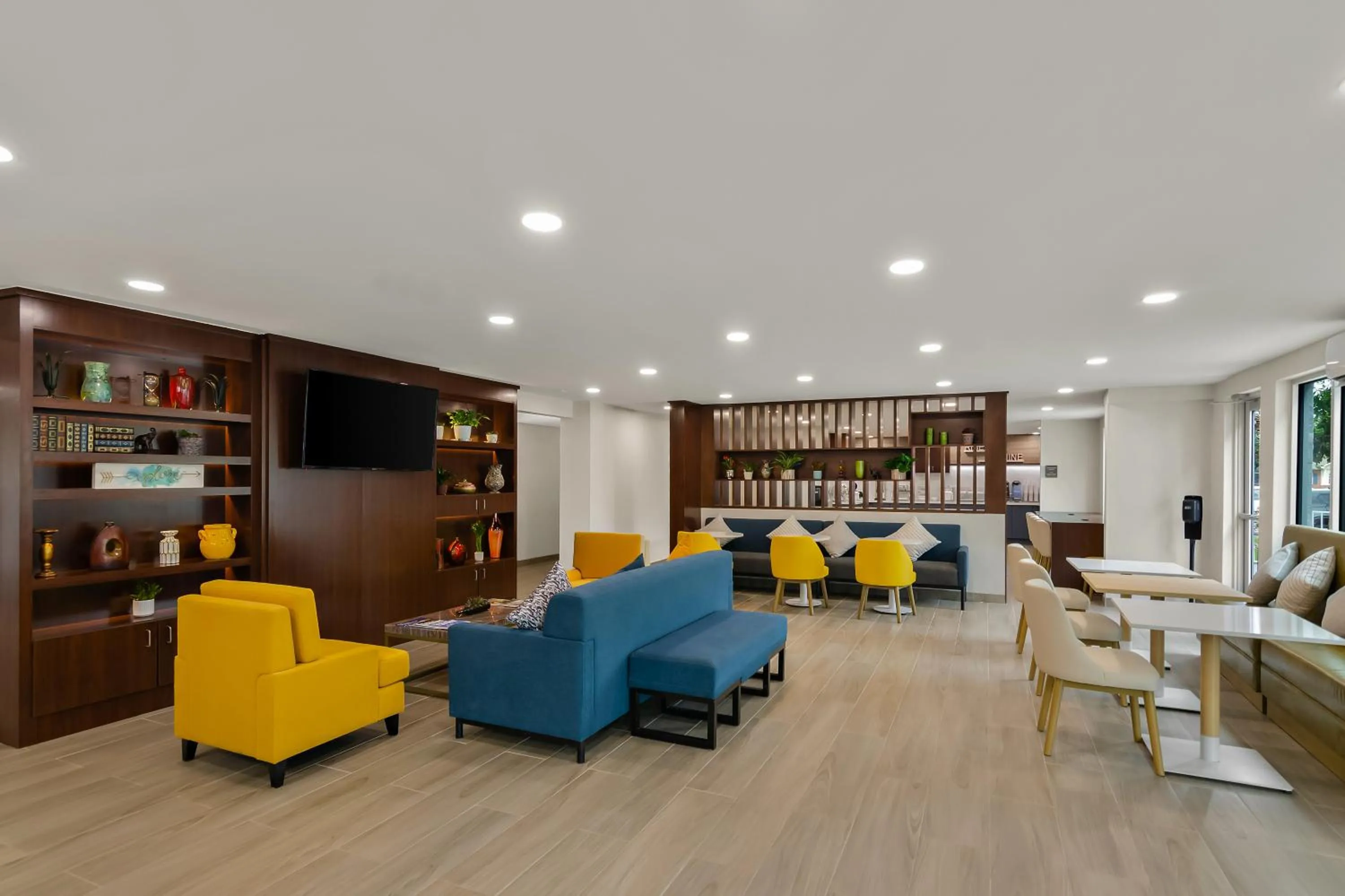 Communal lounge/ TV room in Comfort Inn Conroe