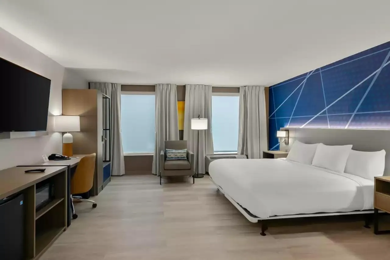 Seating area, Bed in Comfort Inn Conroe