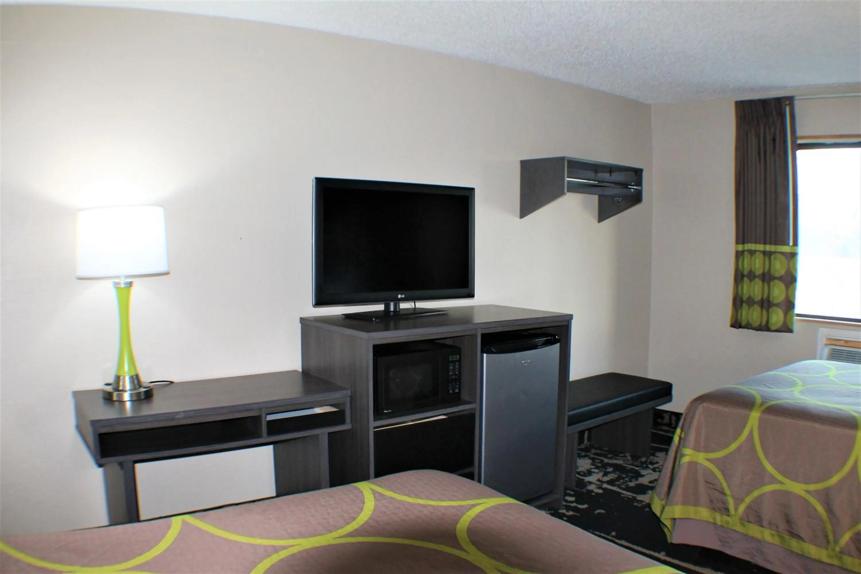 TV and multimedia, Bed in Super 8 by Wyndham Greensboro/Coliseum/Conv.