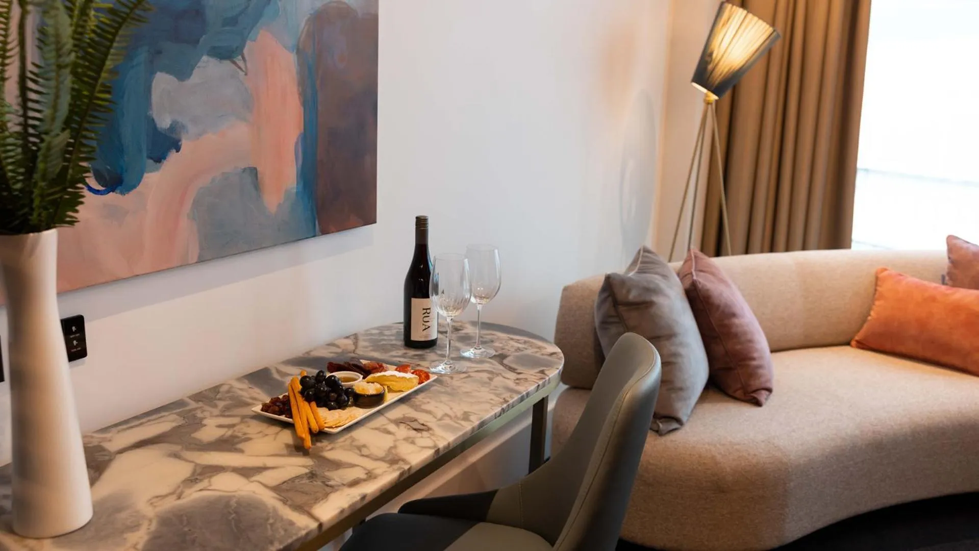 Living room in Horizon by SkyCity