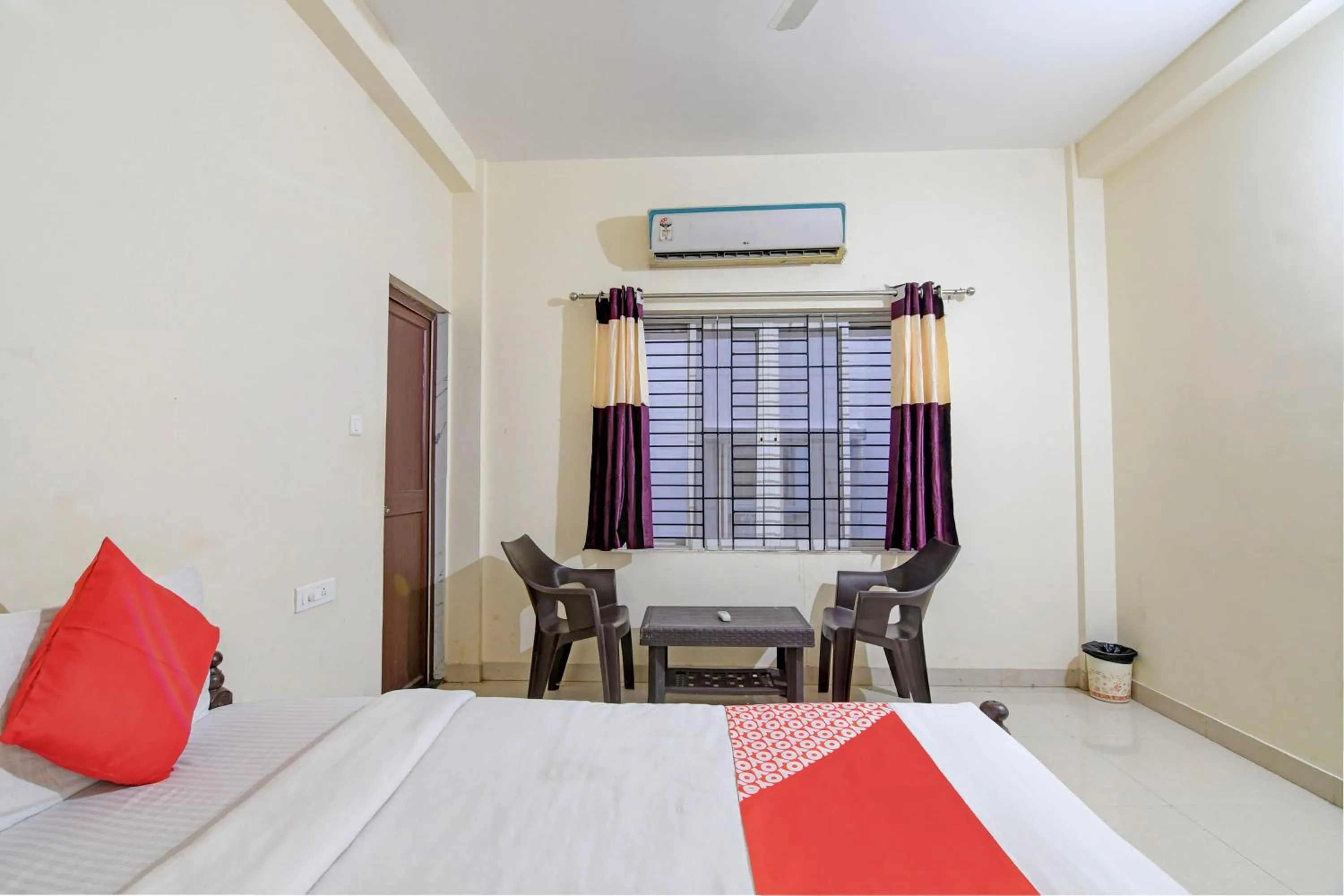 Bedroom, Bed in Hotel O Swiss Stay