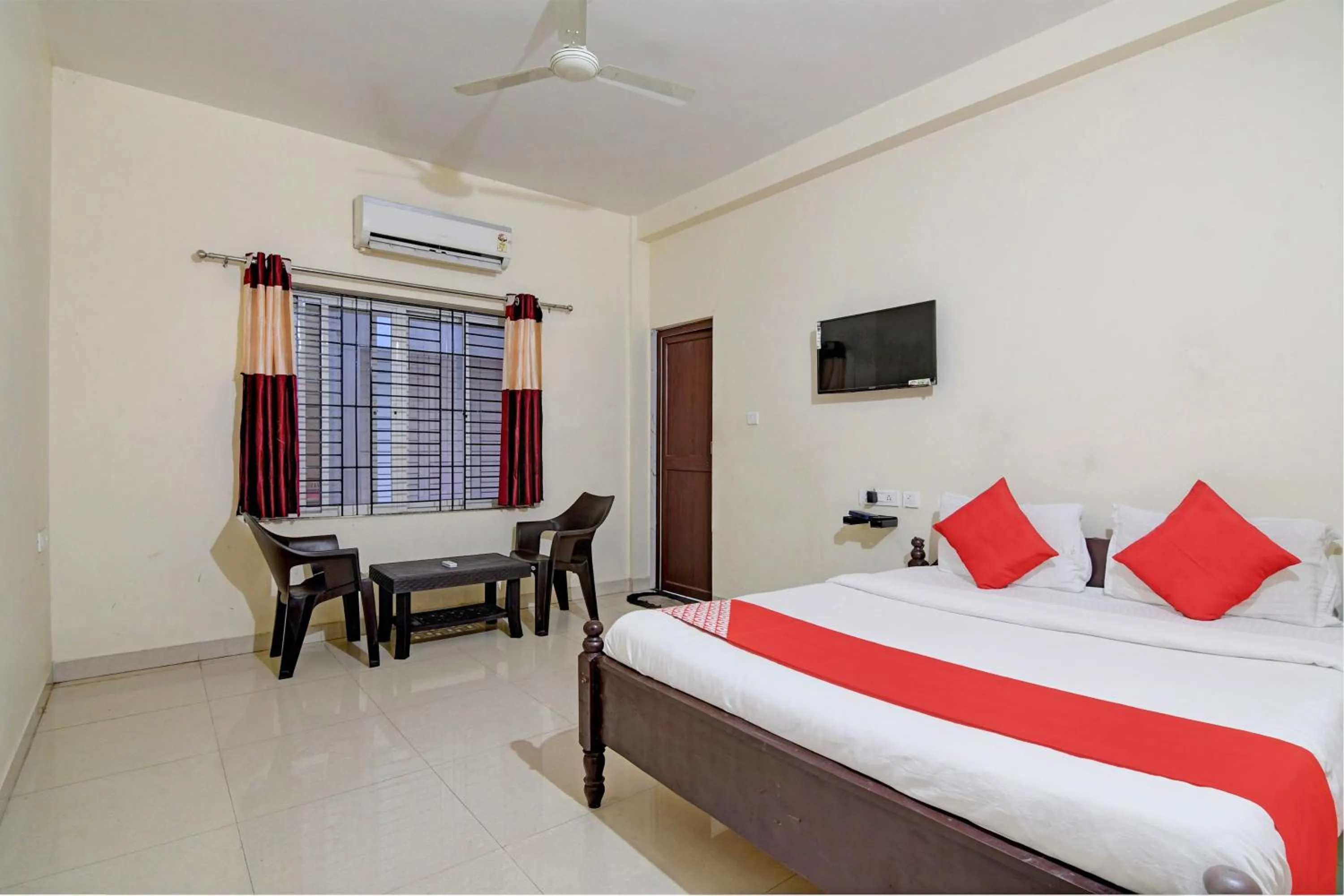 Bedroom, Bed in Hotel O Swiss Stay