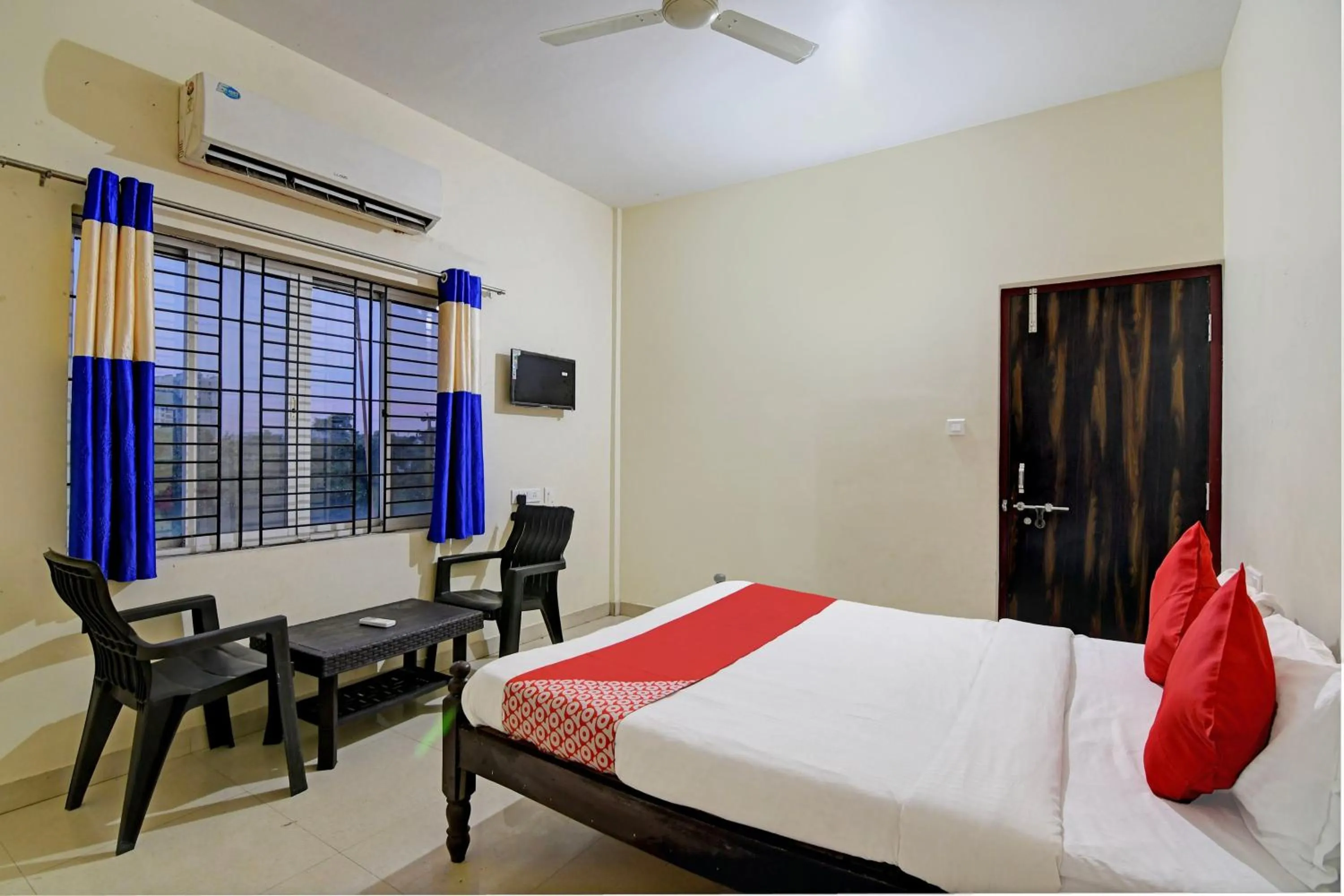 Bedroom, Bed in Hotel O Swiss Stay