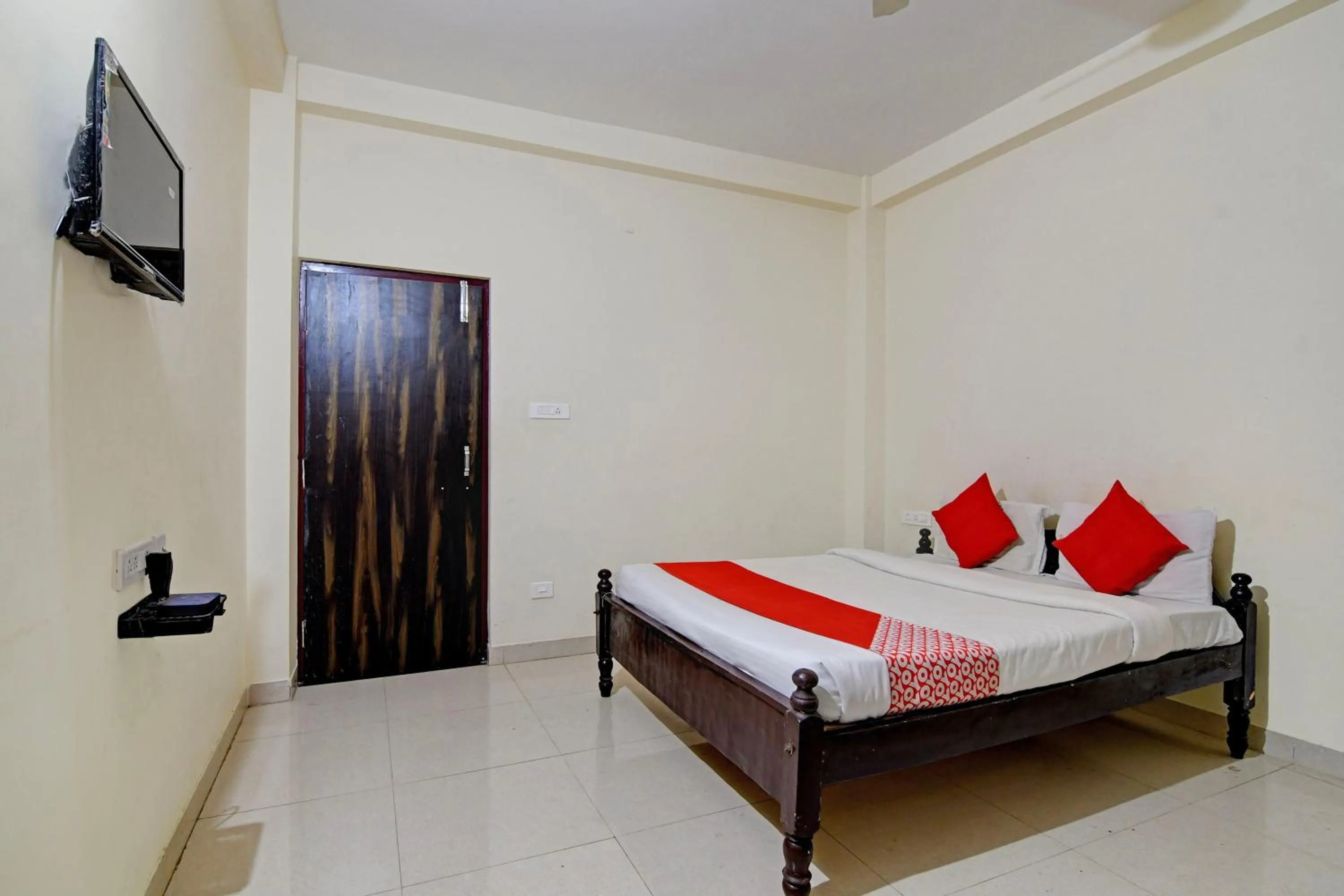 Facade/entrance, Bed in Hotel O Swiss Stay