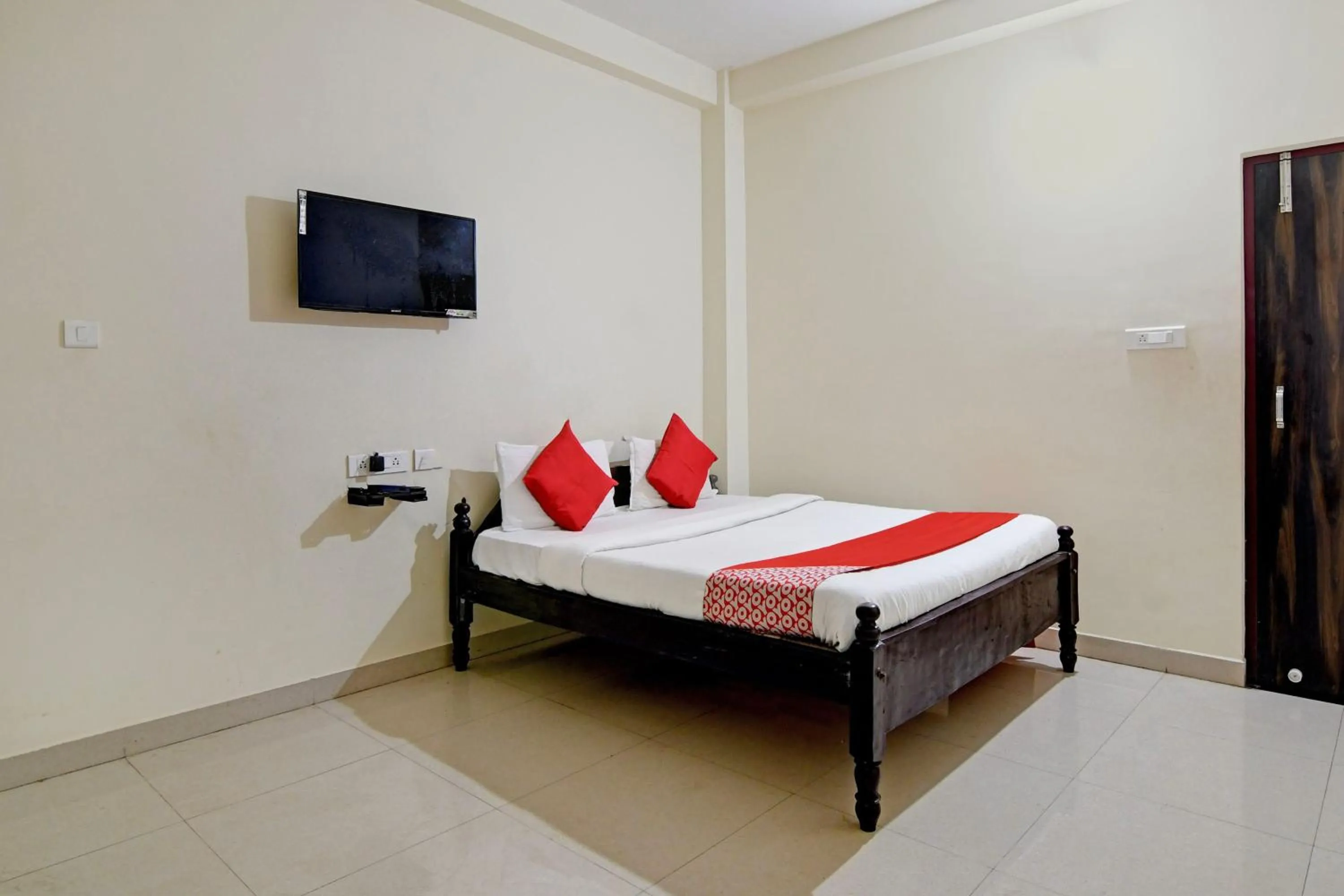 Bedroom, Bed in Hotel O Swiss Stay