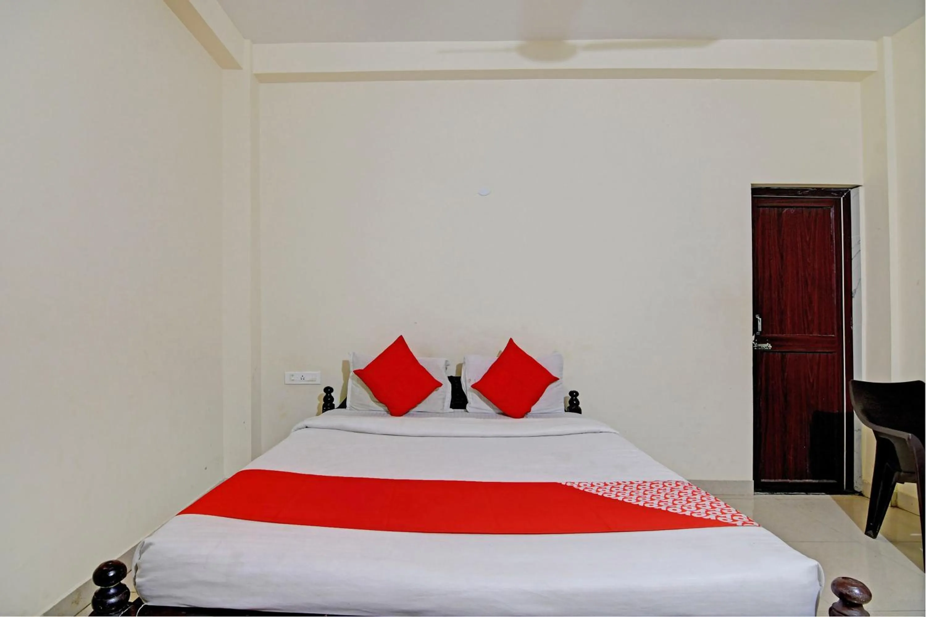 Bedroom, Bed in Hotel O Swiss Stay