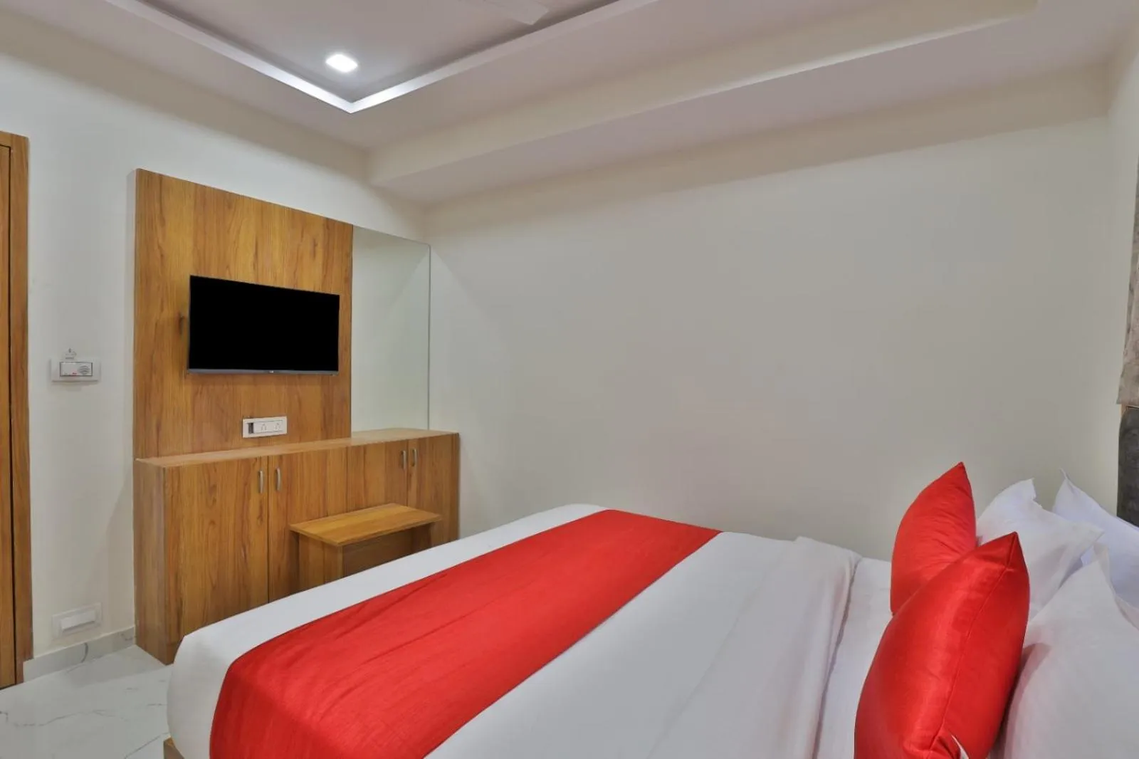 Communal lounge/ TV room, TV/Entertainment Center in Hotel Vimal Inn