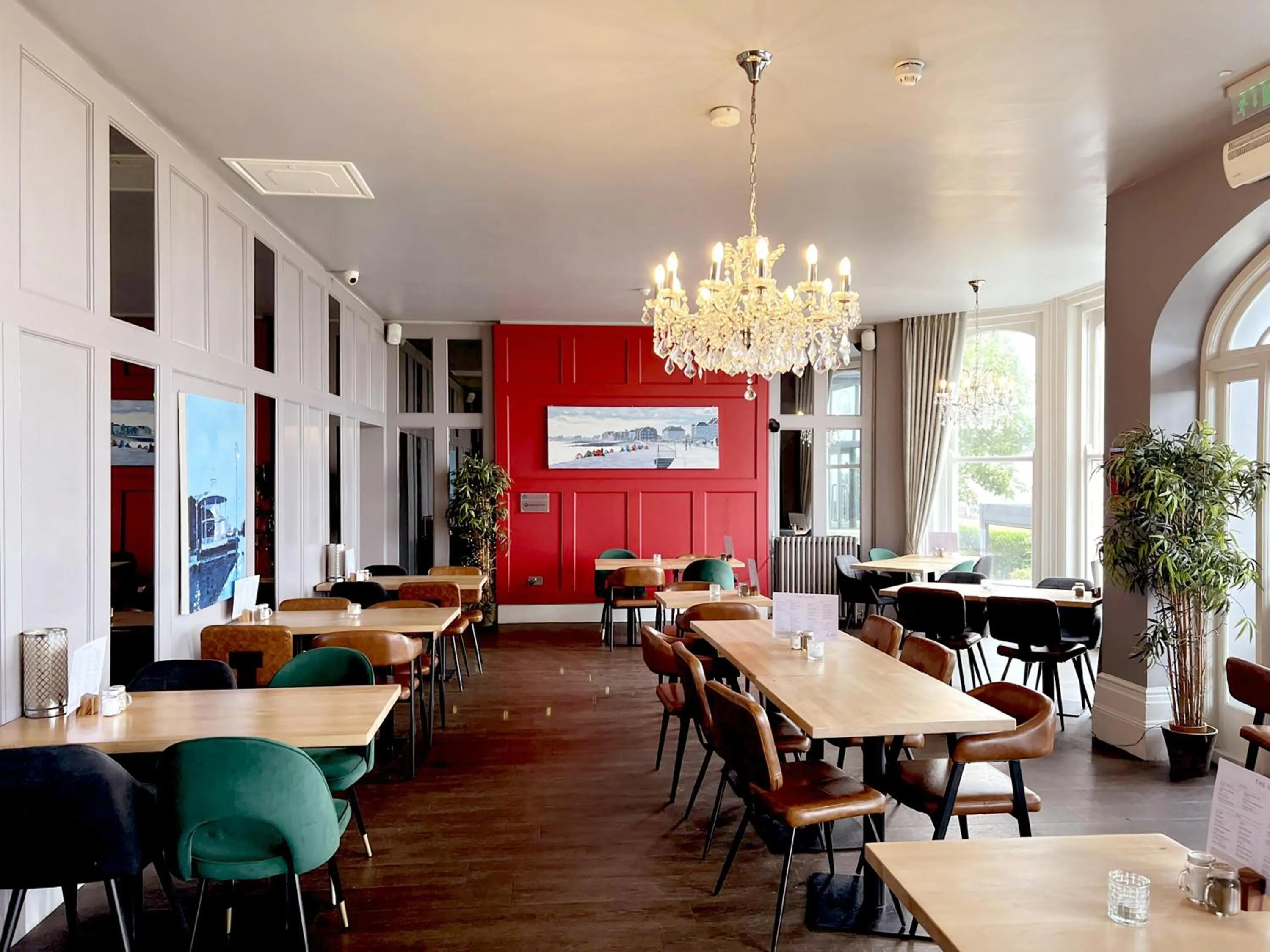 Lounge or bar in The View Hotel Folkestone, a member of Radisson Individuals