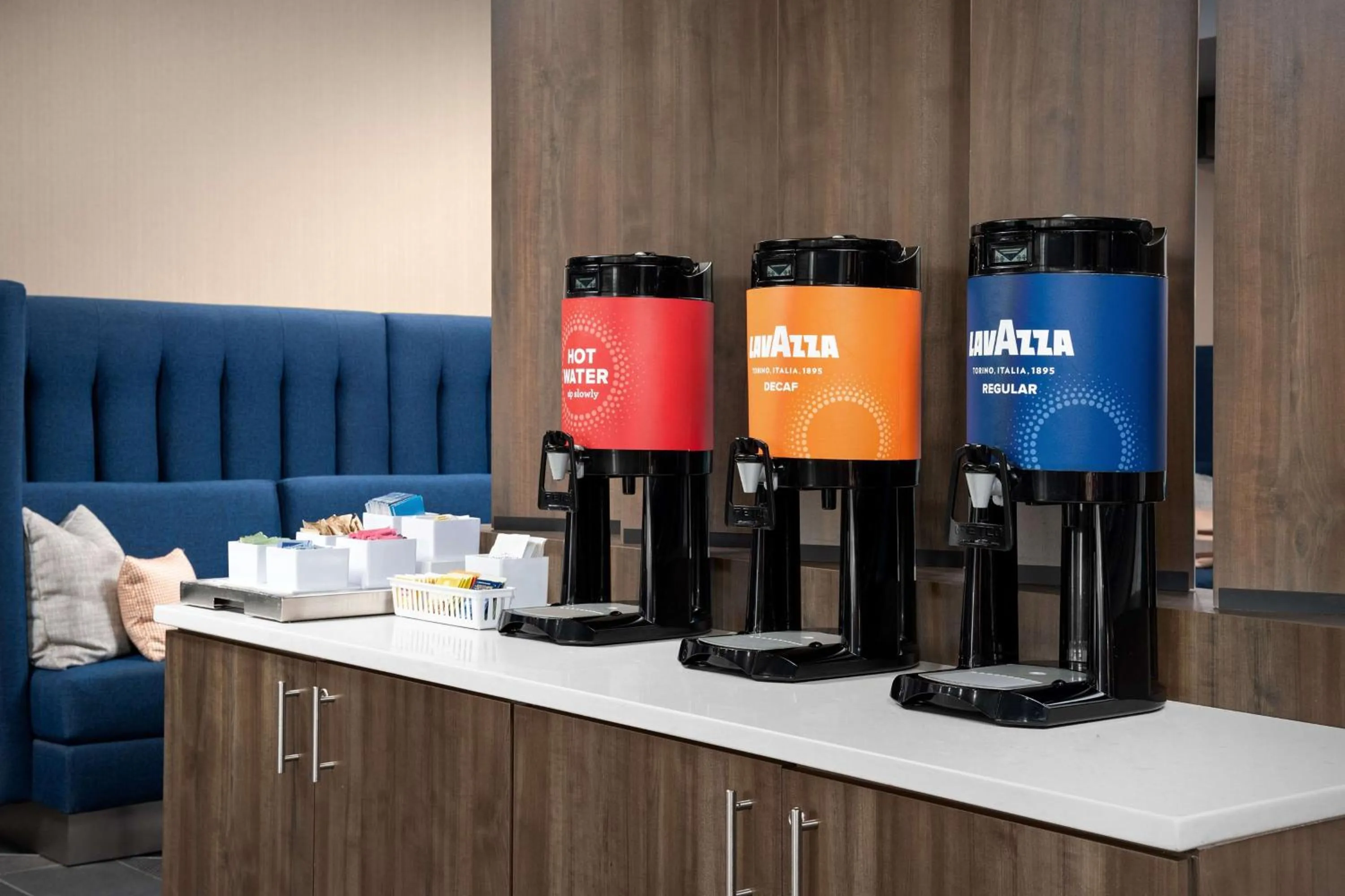 Dining area in Tru By Hilton Jacksonville Airport