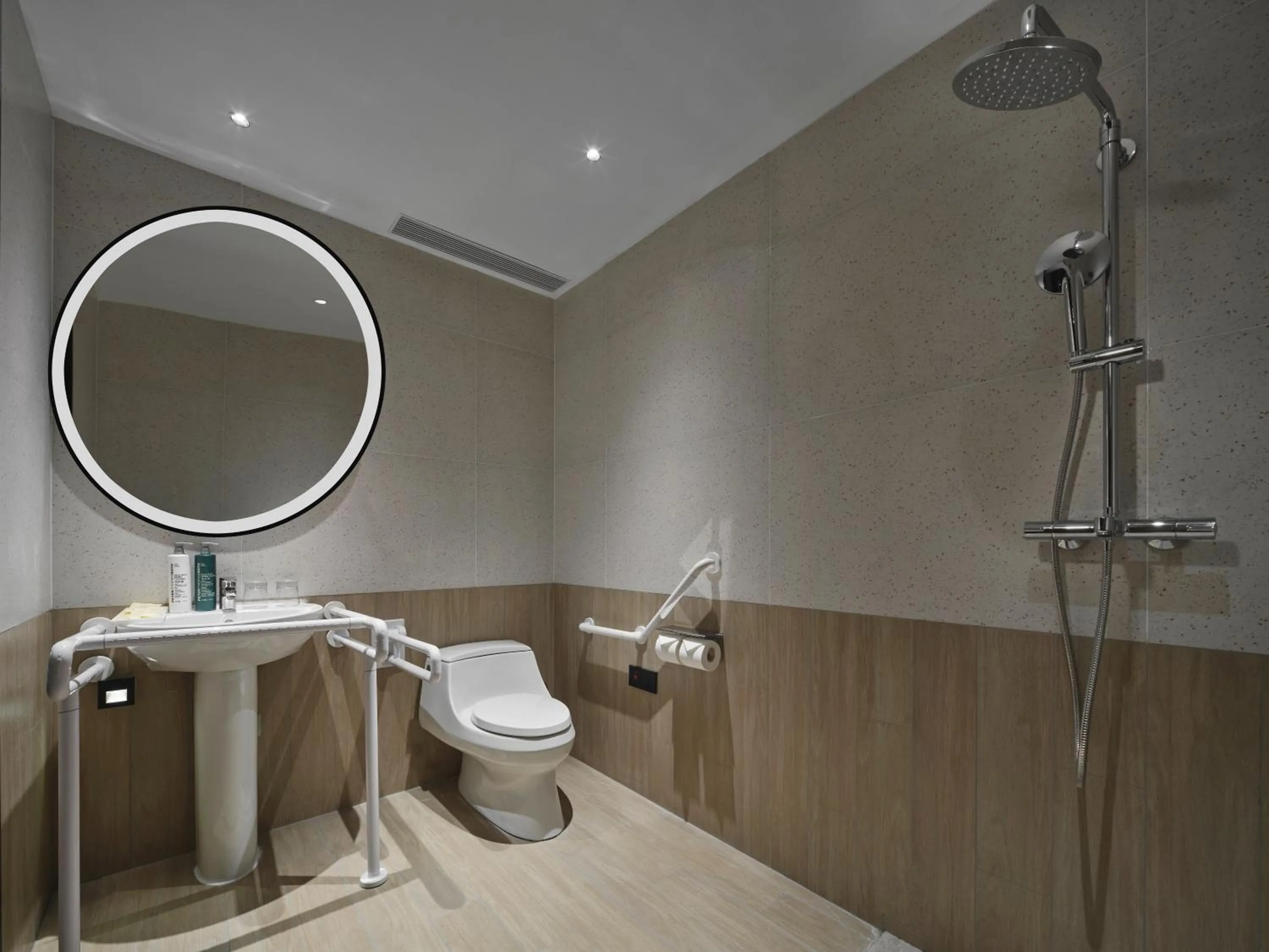 Toilet in Hilton Garden Inn Nantong Rudong