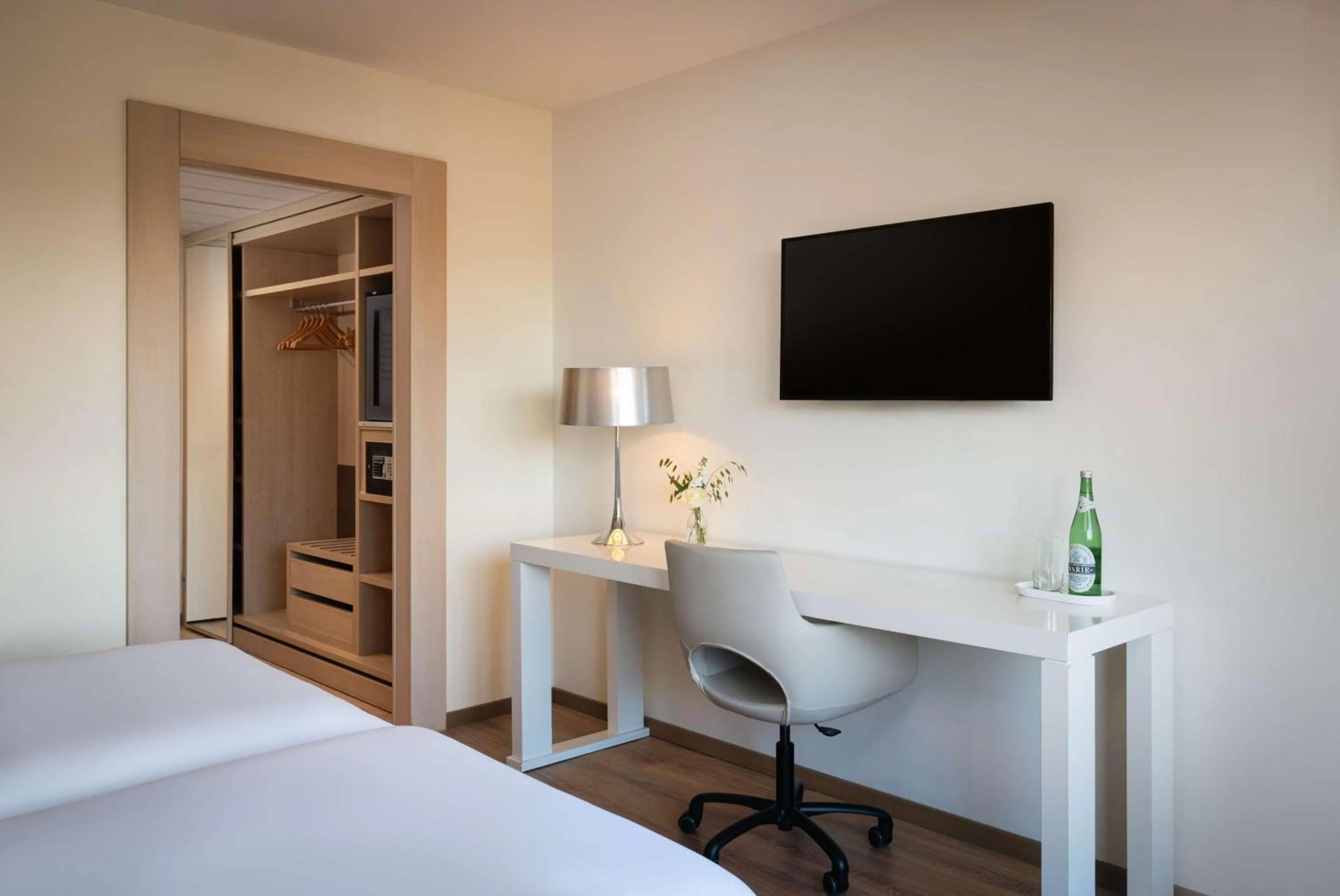 Bedroom, Bed in NH Groningen Hotel