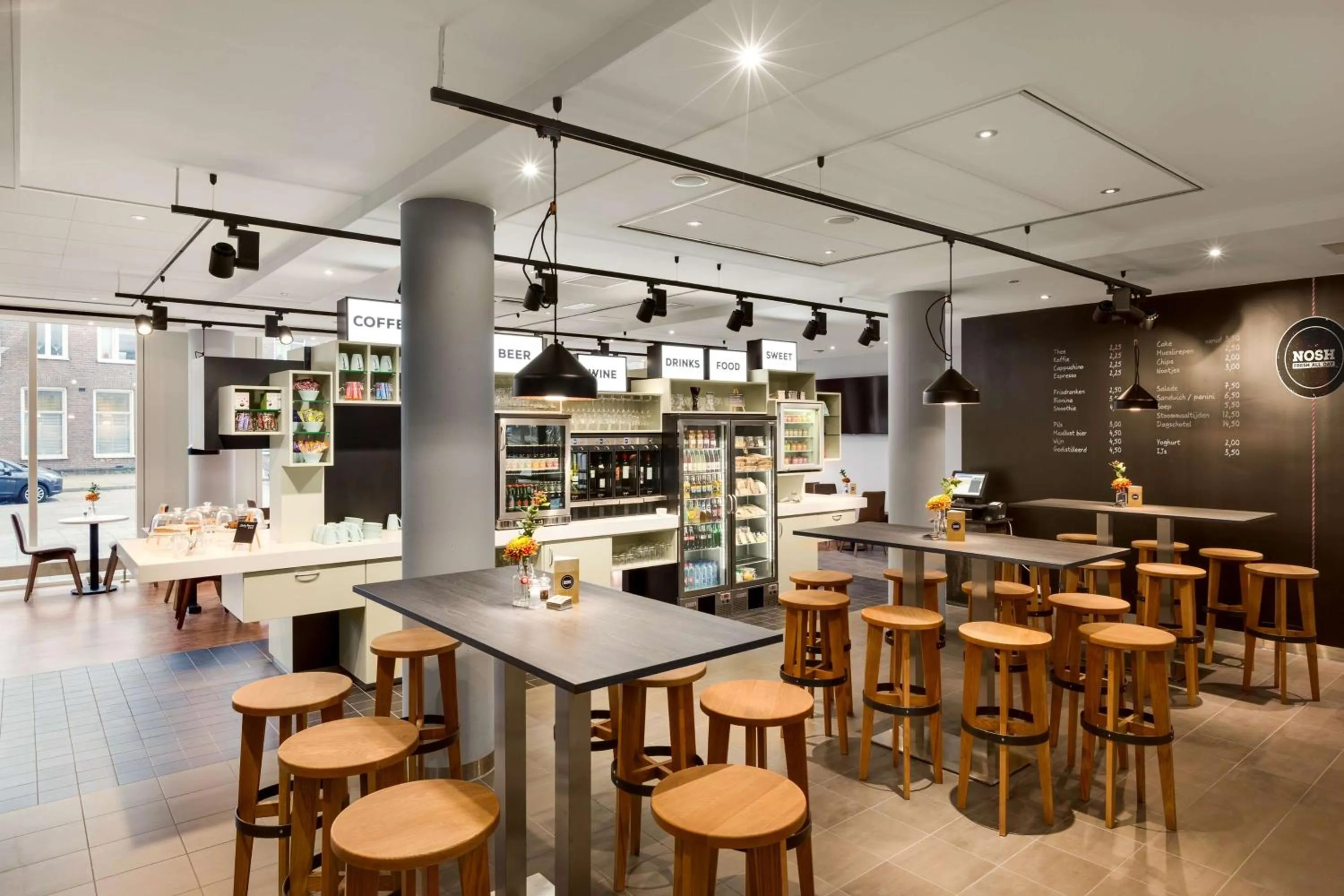 Lounge or bar in NH Groningen Hotel