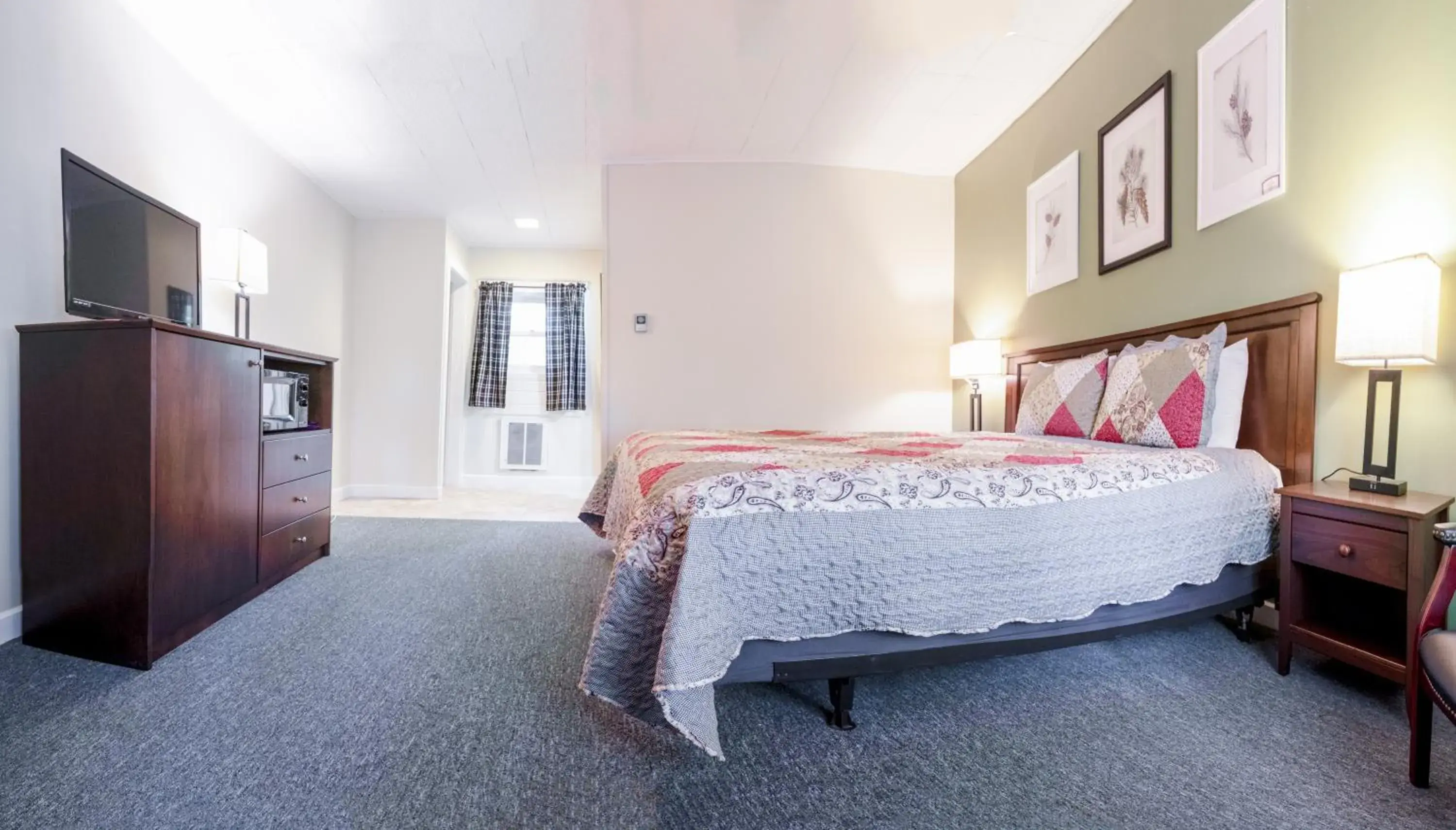 Deluxe Queen Room in Acadia Pines Motel Deluxe Queen Room in Acadia Pines Motel