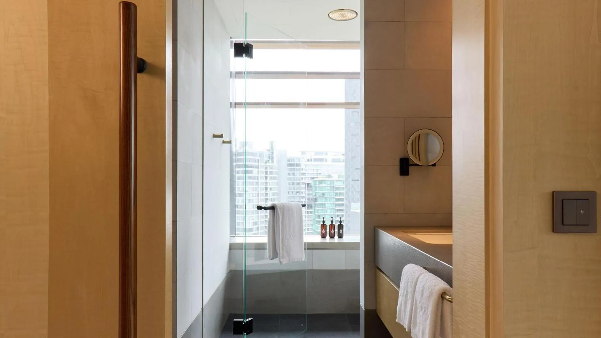 Bathroom, Bed in COMO Metropolitan Singapore