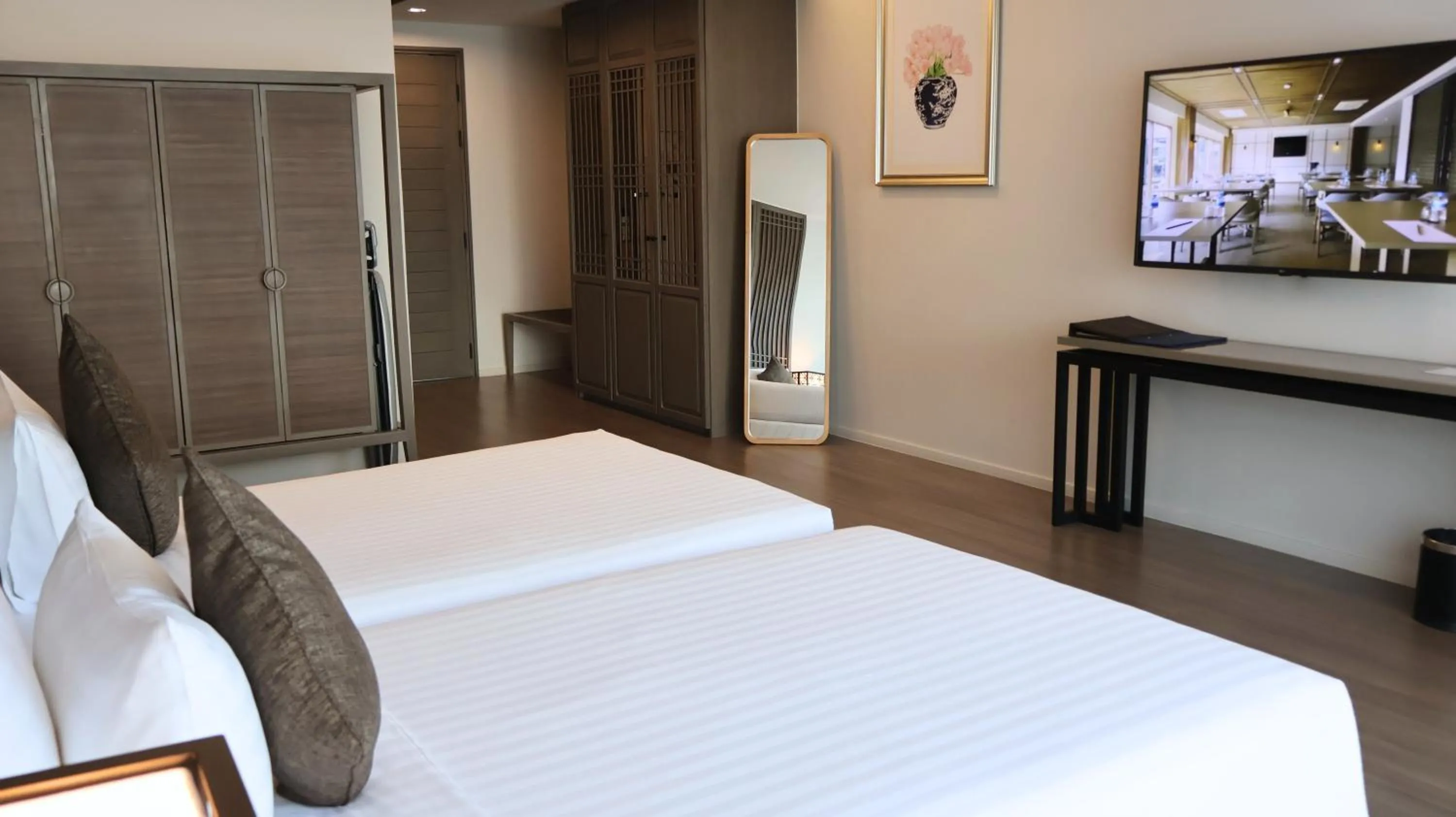 Communal lounge/ TV room, Bed in Bella Nara Phuket Naiyang Beach