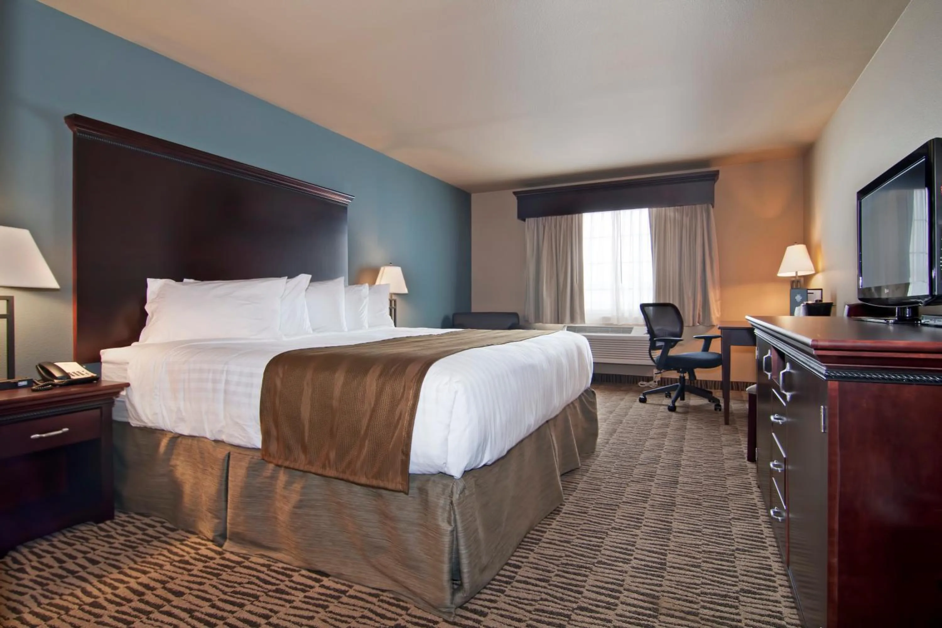 Photo of the whole room, Bed in The Watford