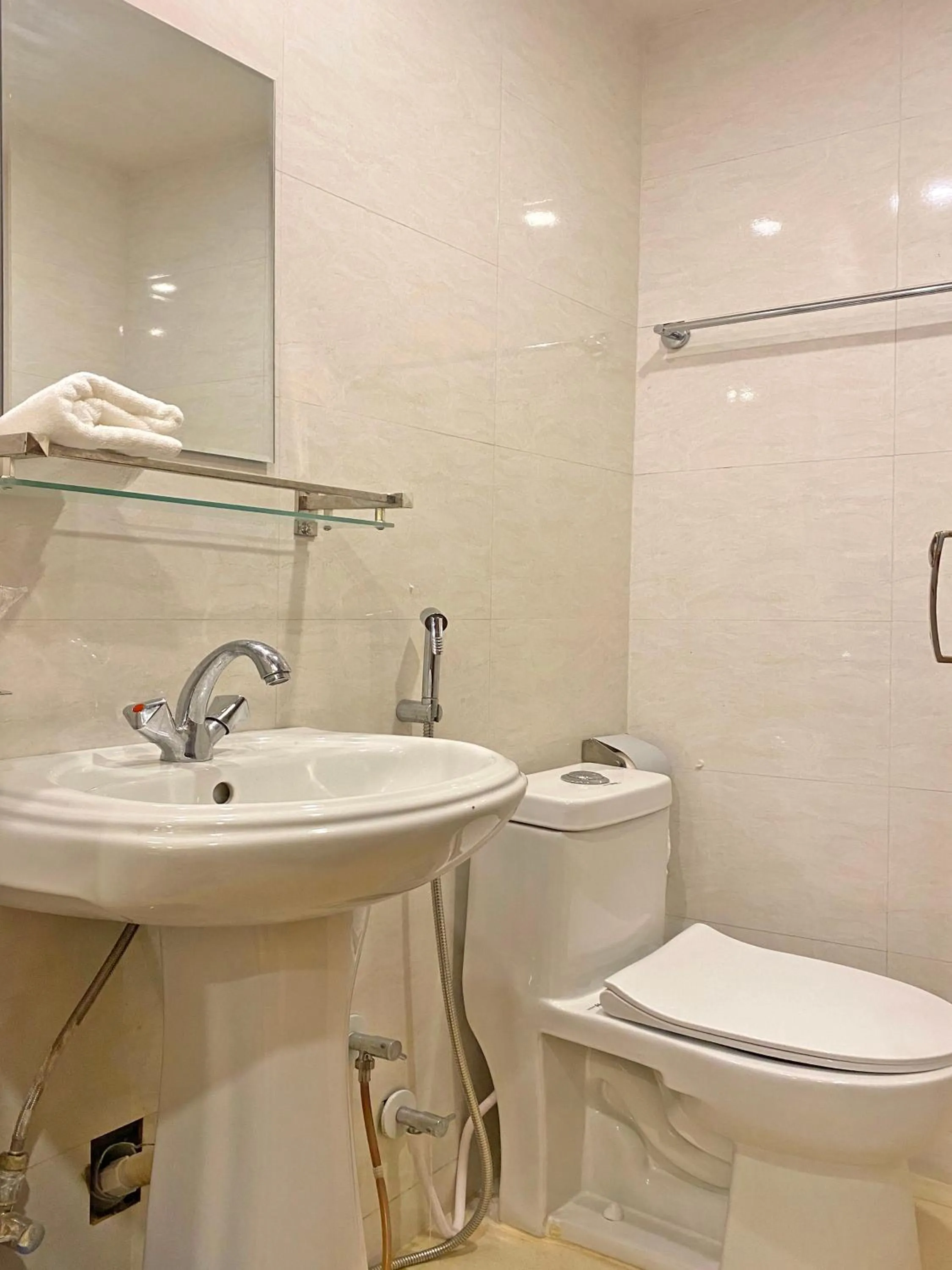 Shower in Hotel Airport Gurkha