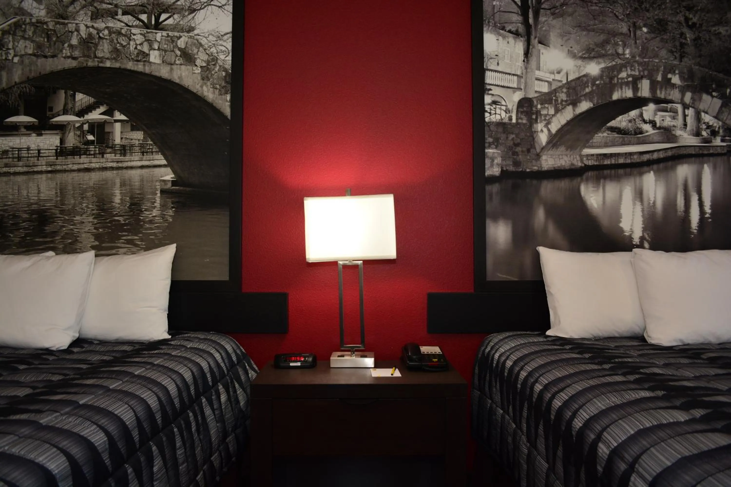 Bedroom, Bed in Super 8 by Wyndham Karnes City