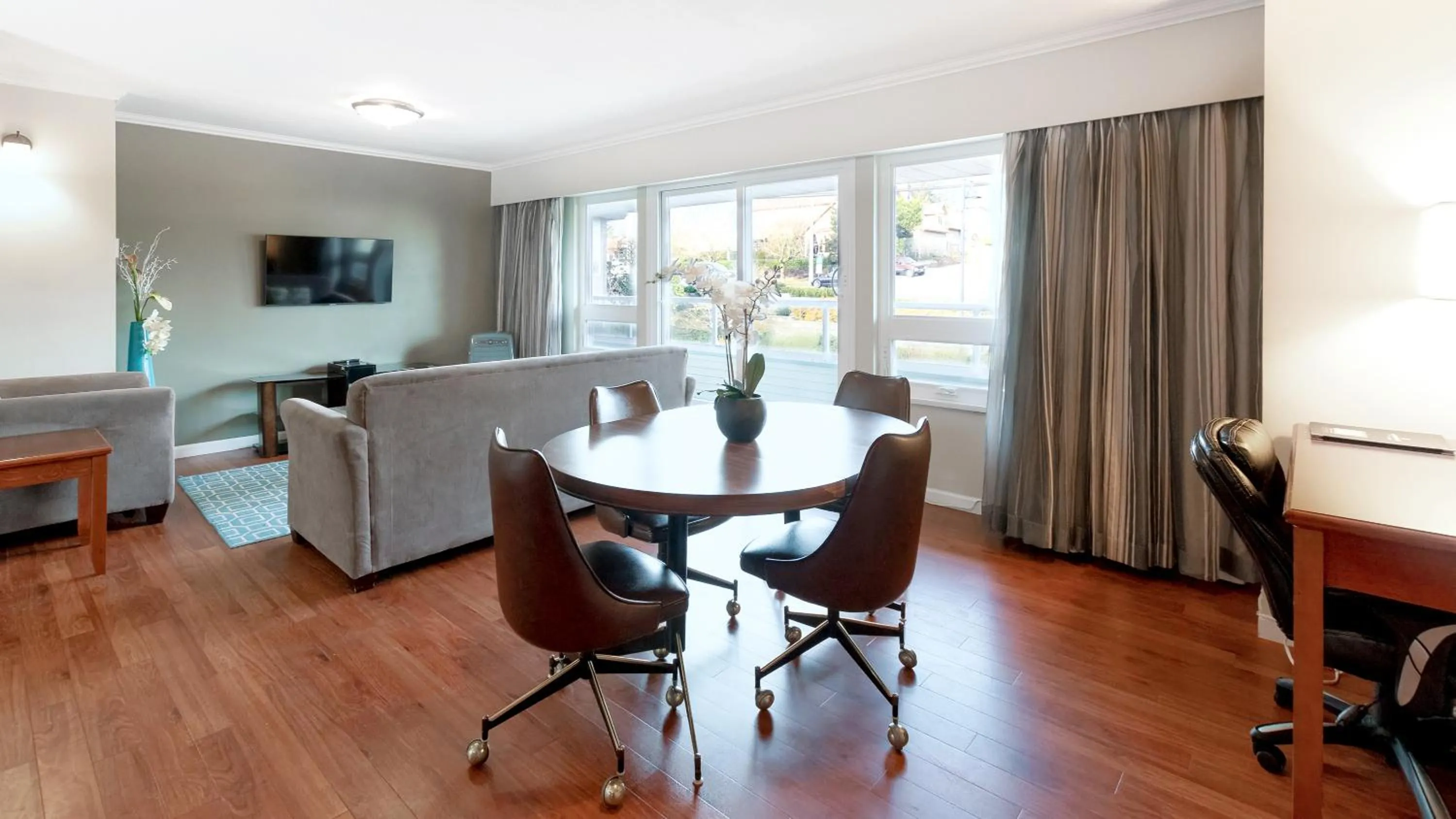 TV and multimedia in Gibsons Garden Hotel