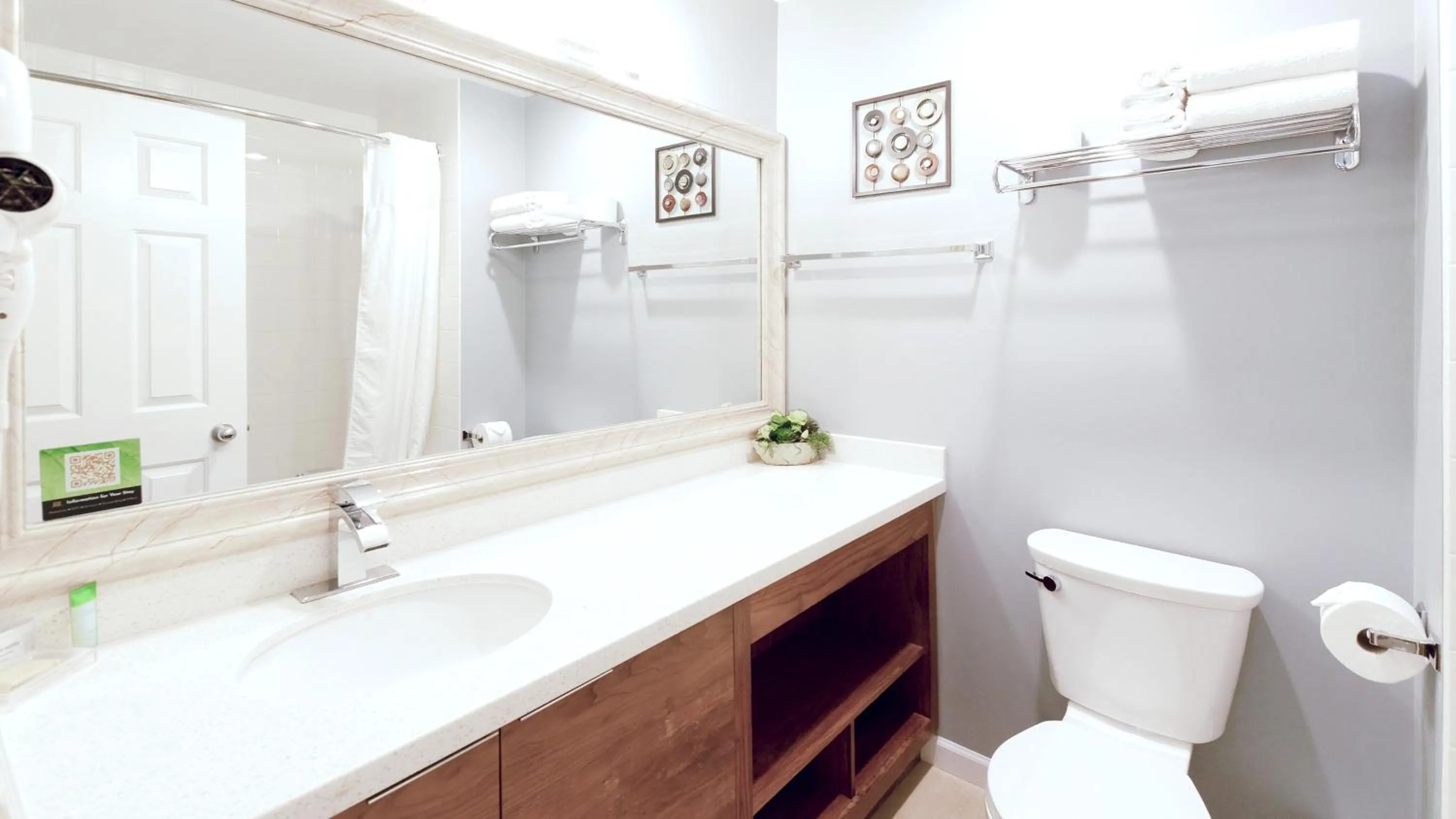 Bathroom in Gibsons Garden Hotel