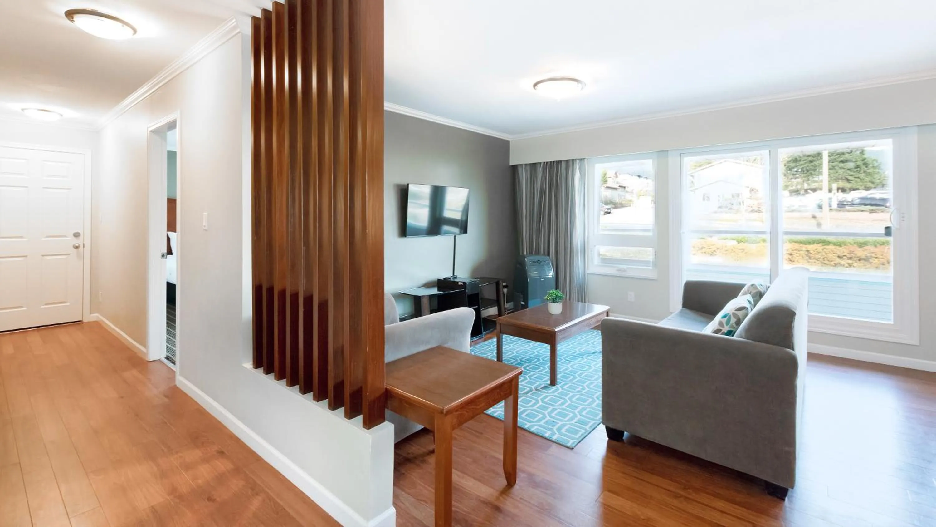 TV and multimedia in Gibsons Garden Hotel