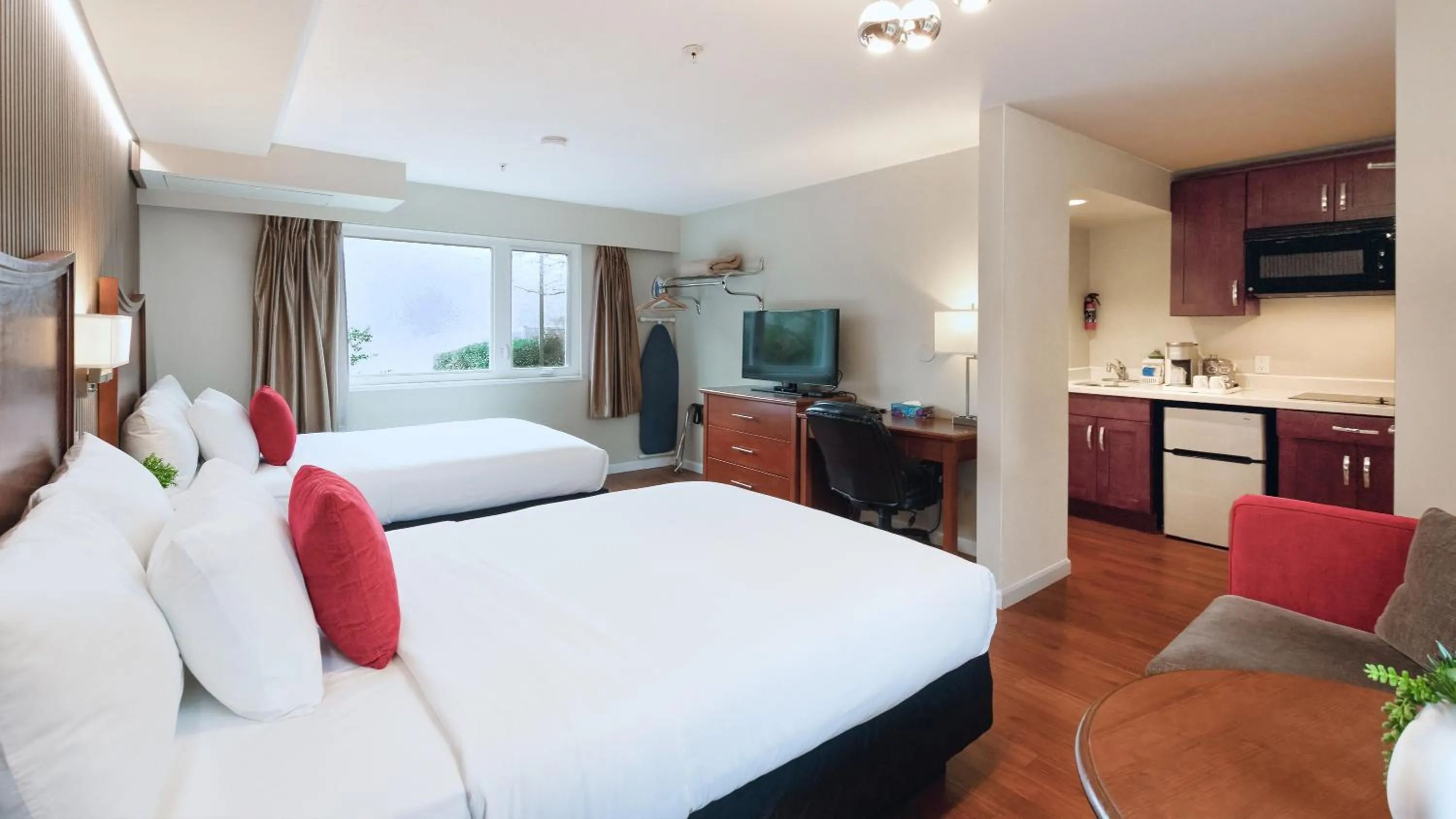 Bedroom, Bed in Gibsons Garden Hotel