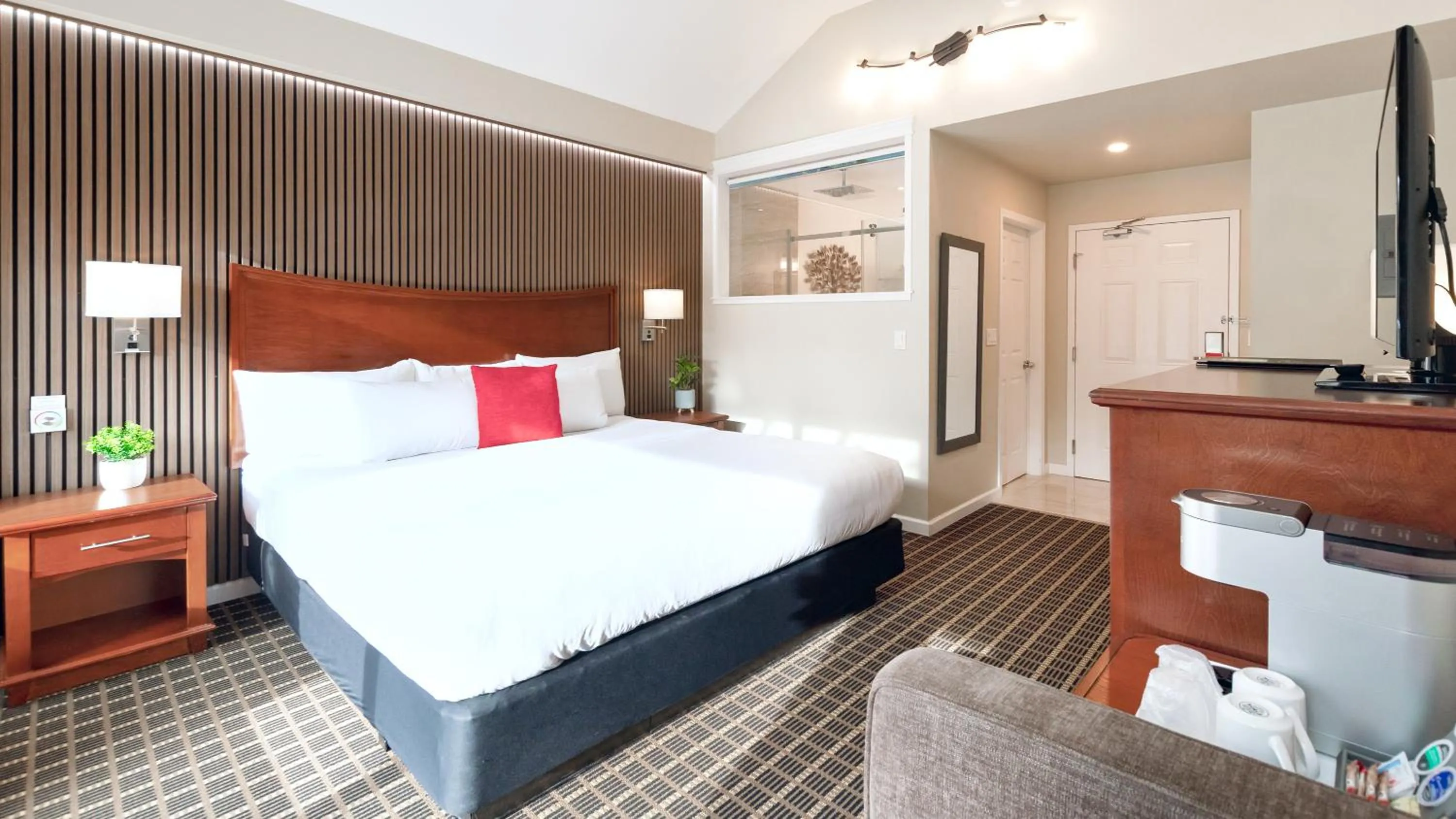 Bedroom, Bed in Gibsons Garden Hotel