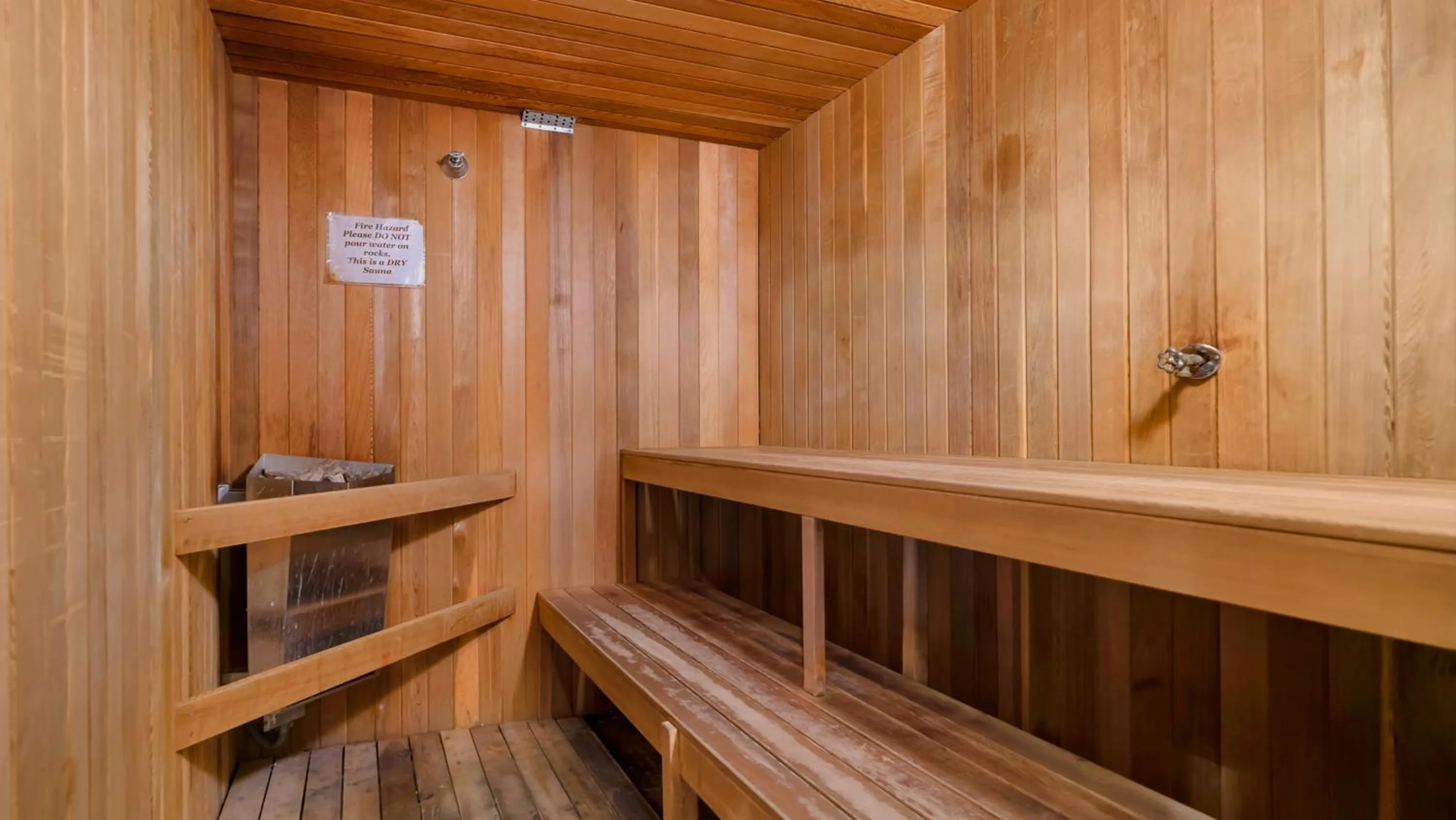 Sauna in Gibsons Garden Hotel