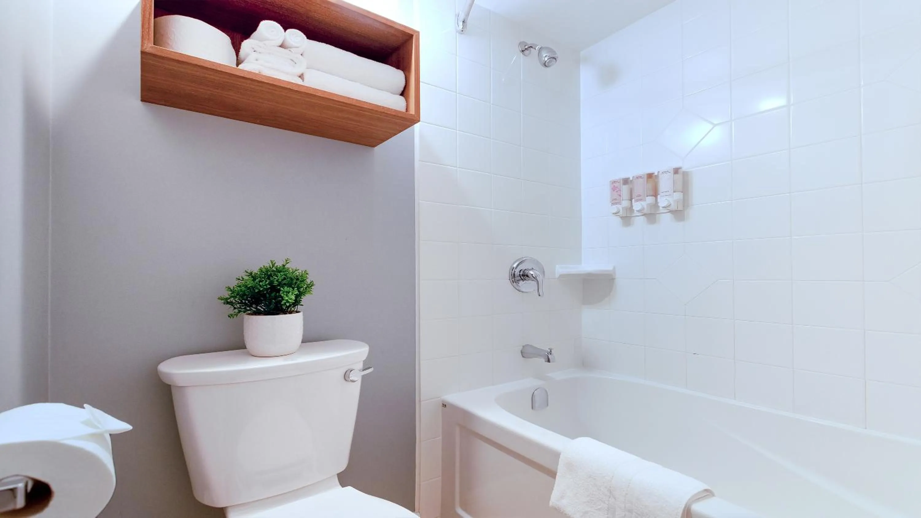 Bathroom in Gibsons Garden Hotel