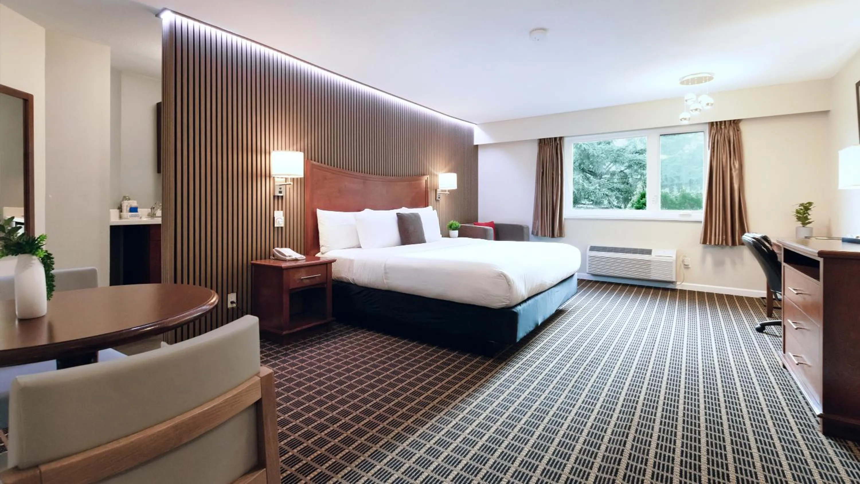 Bedroom, Bed in Gibsons Garden Hotel