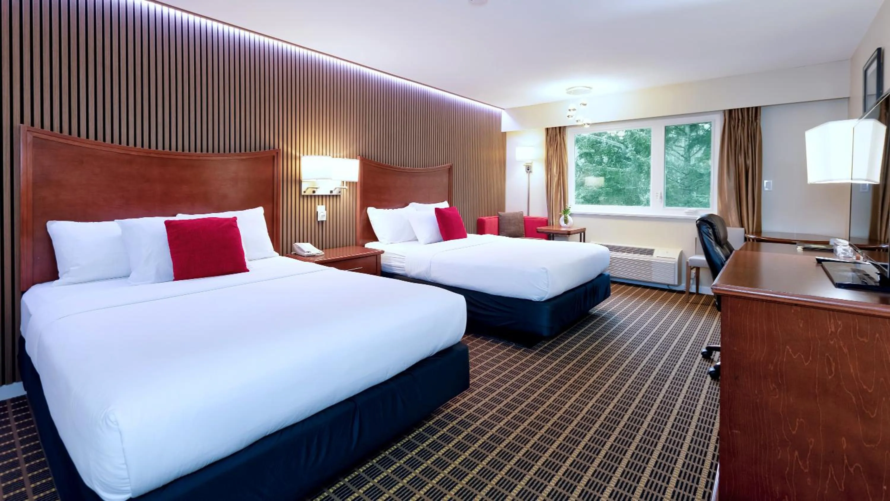 Bedroom, Bed in Gibsons Garden Hotel