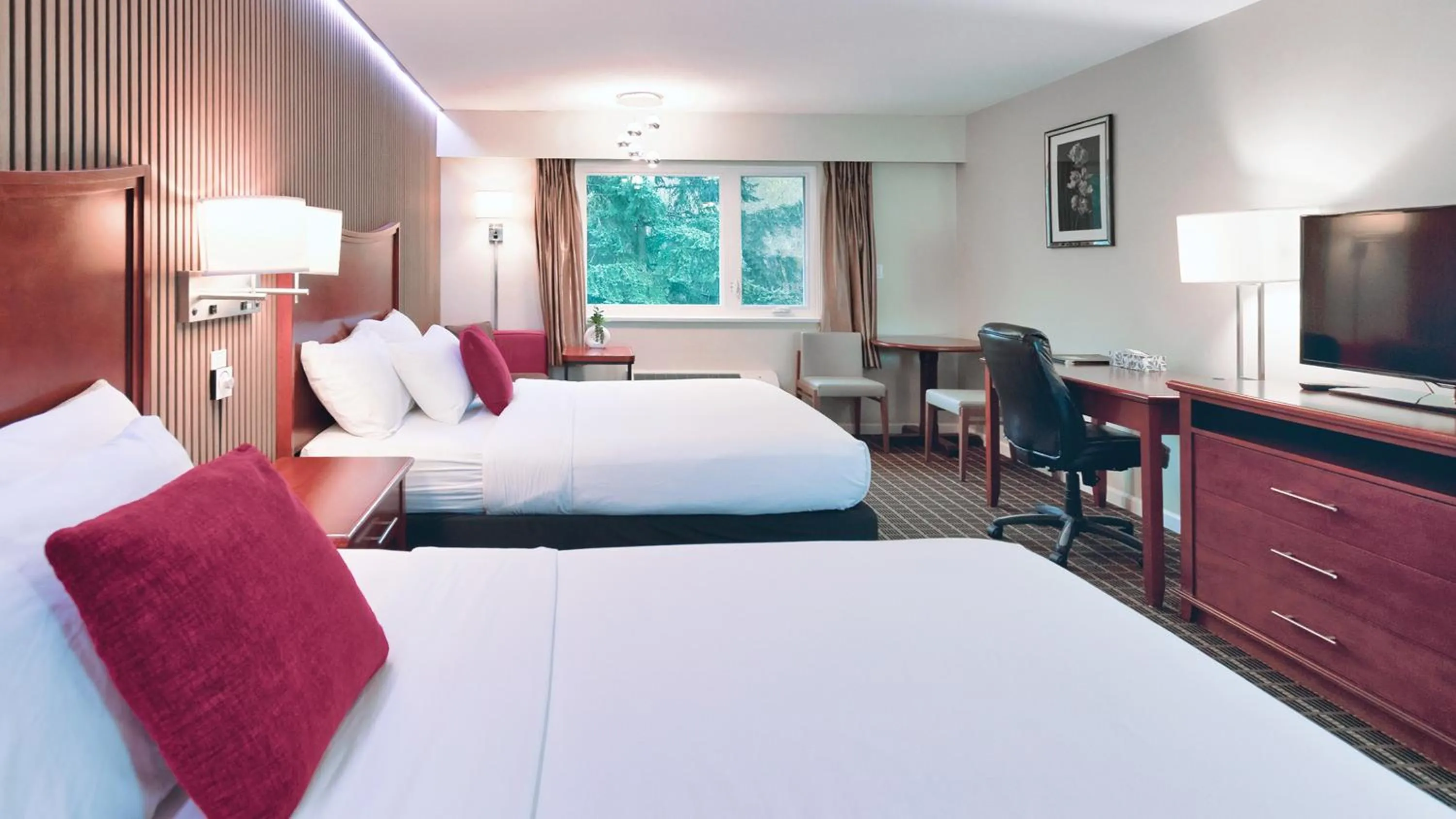 Bed in Gibsons Garden Hotel