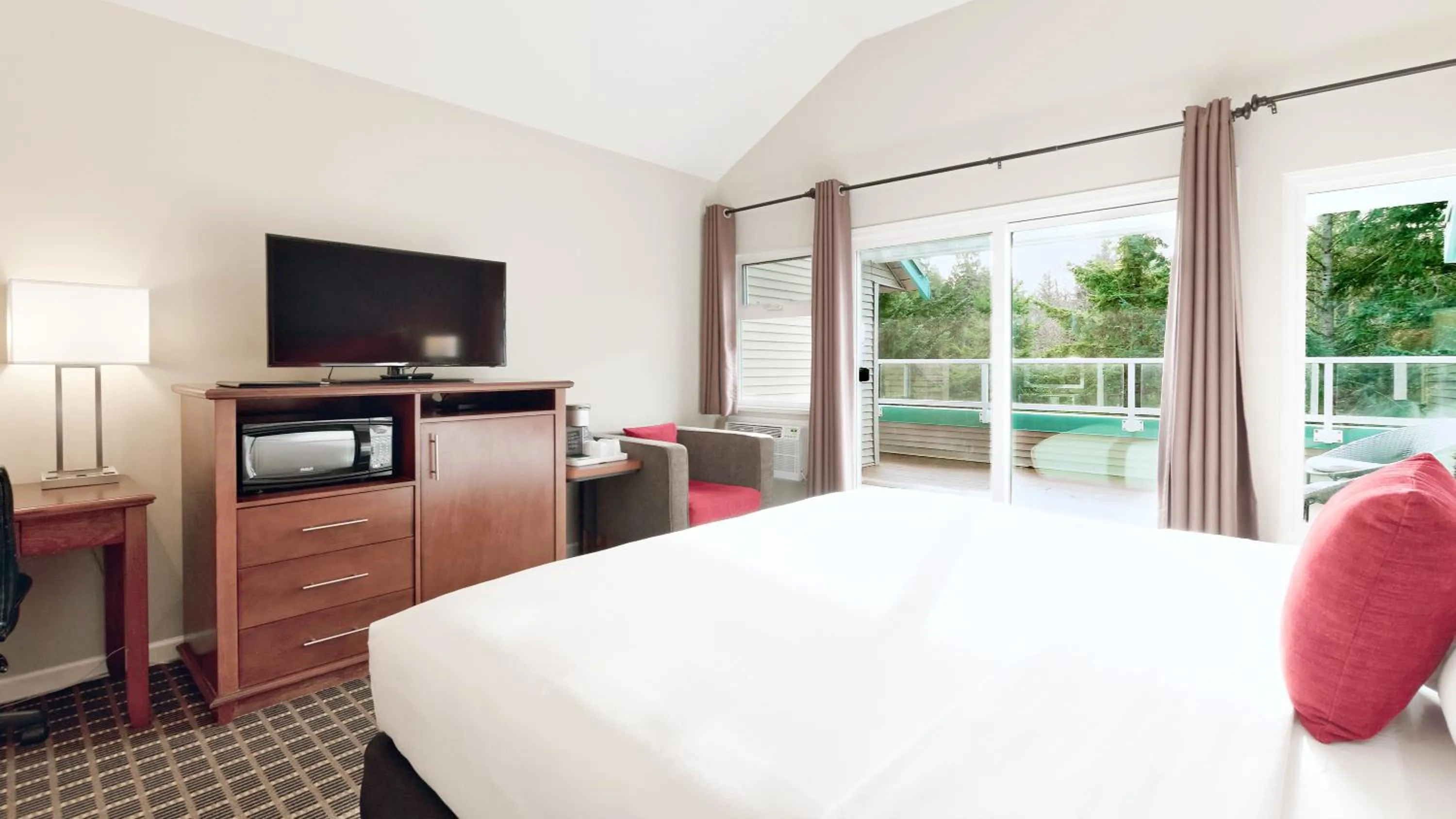 Bedroom, Bed in Gibsons Garden Hotel