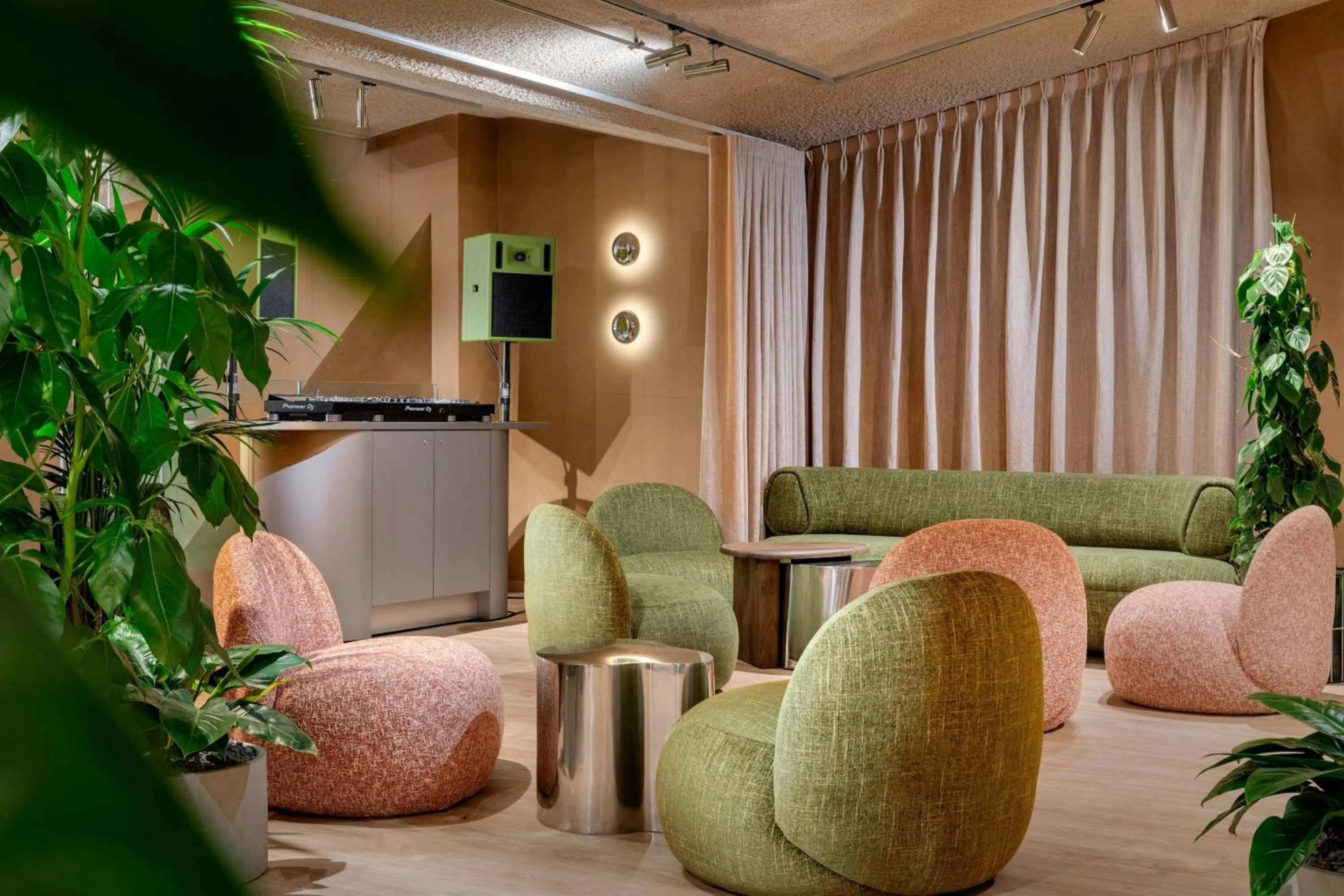 Lounge or bar in Renaissance Amsterdam Hotel