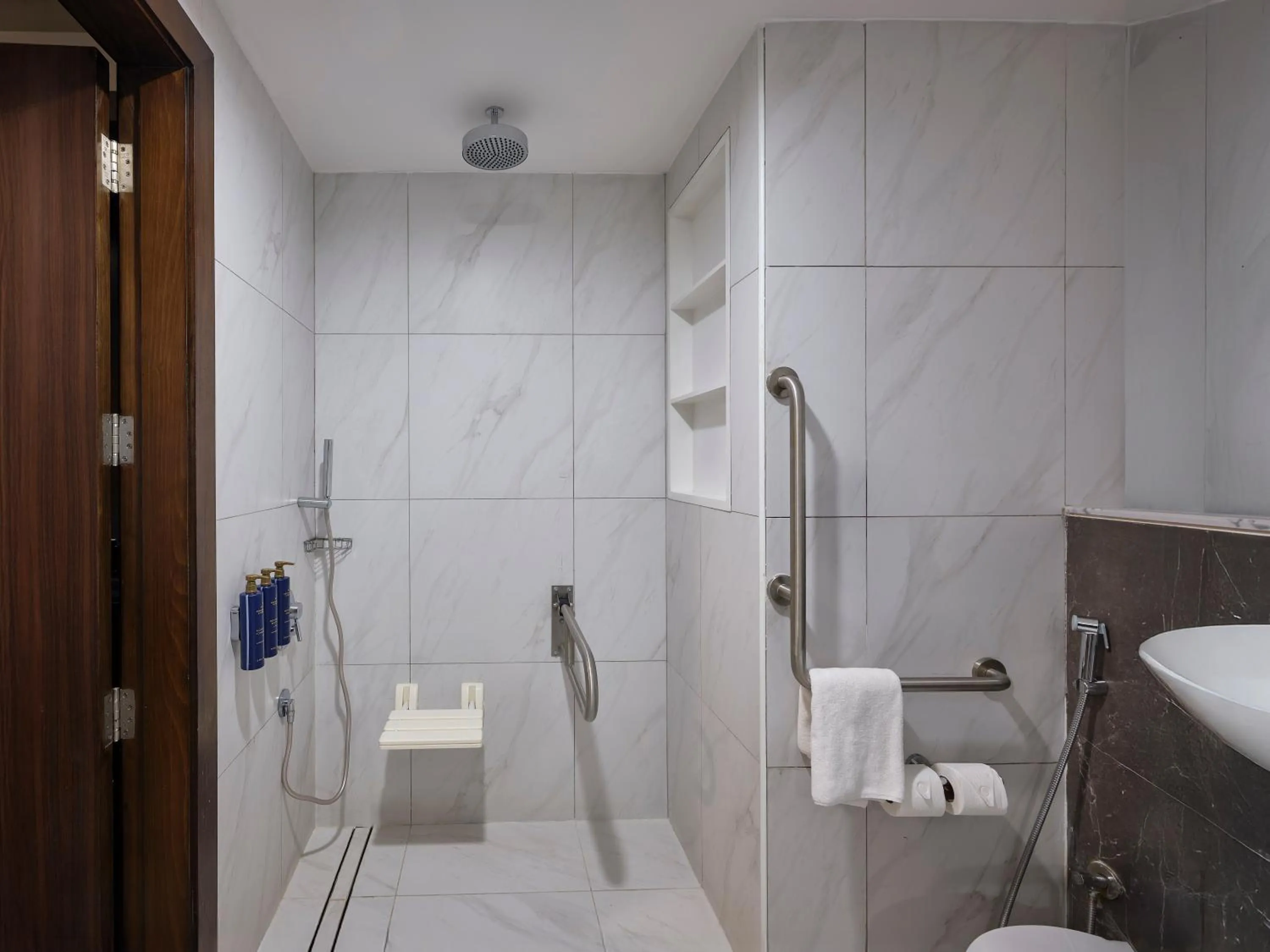 Toilet in Wirgan Al Noor, Tapestry Collection by Hilton