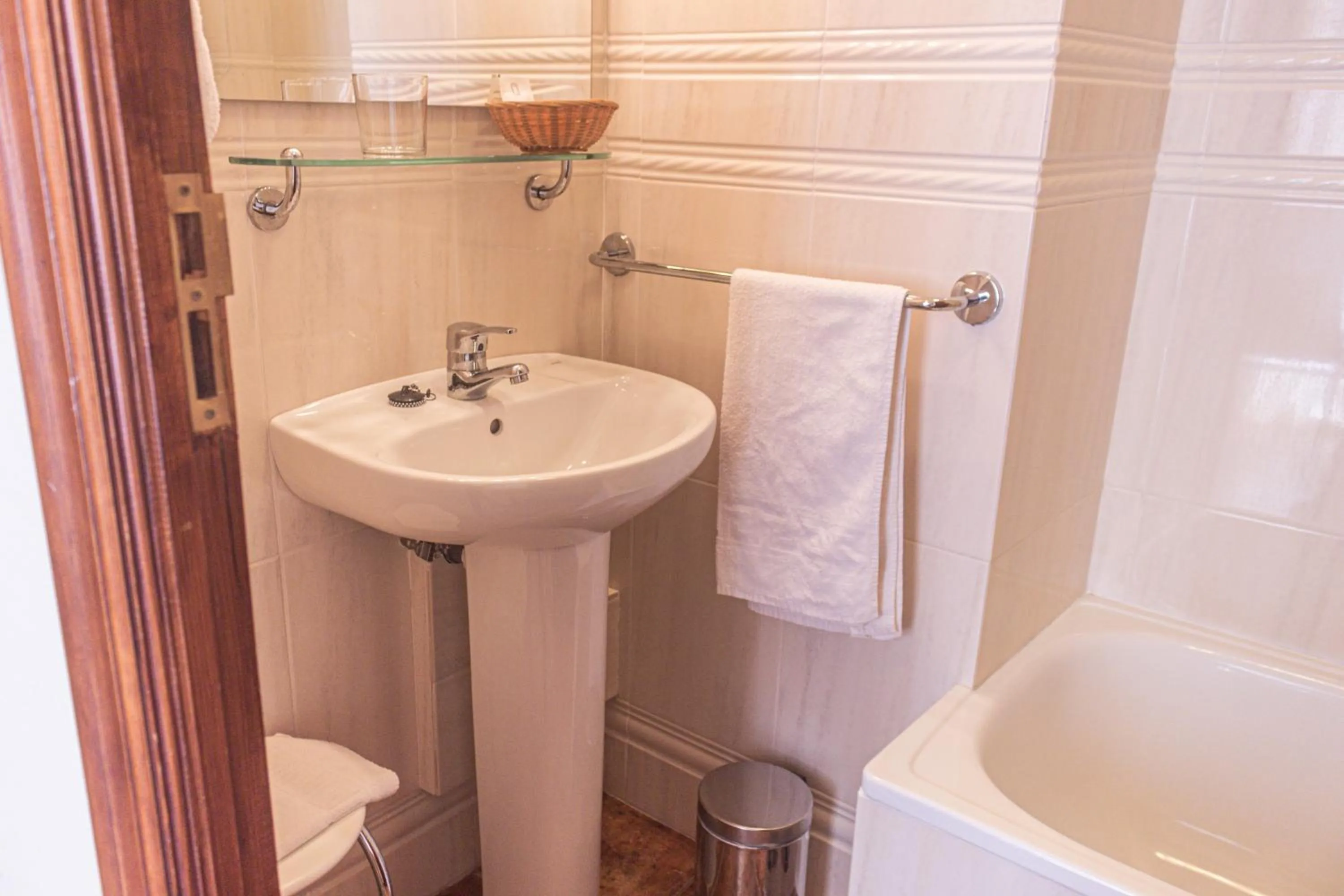 Bathroom in Hotel Tàrbena