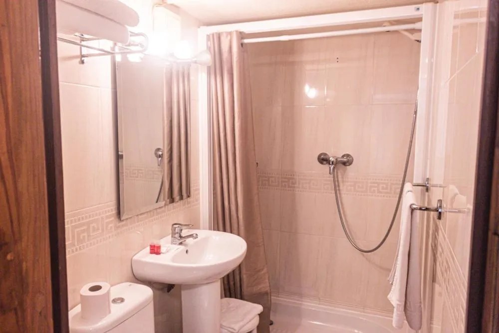 Shower in Hotel Tàrbena
