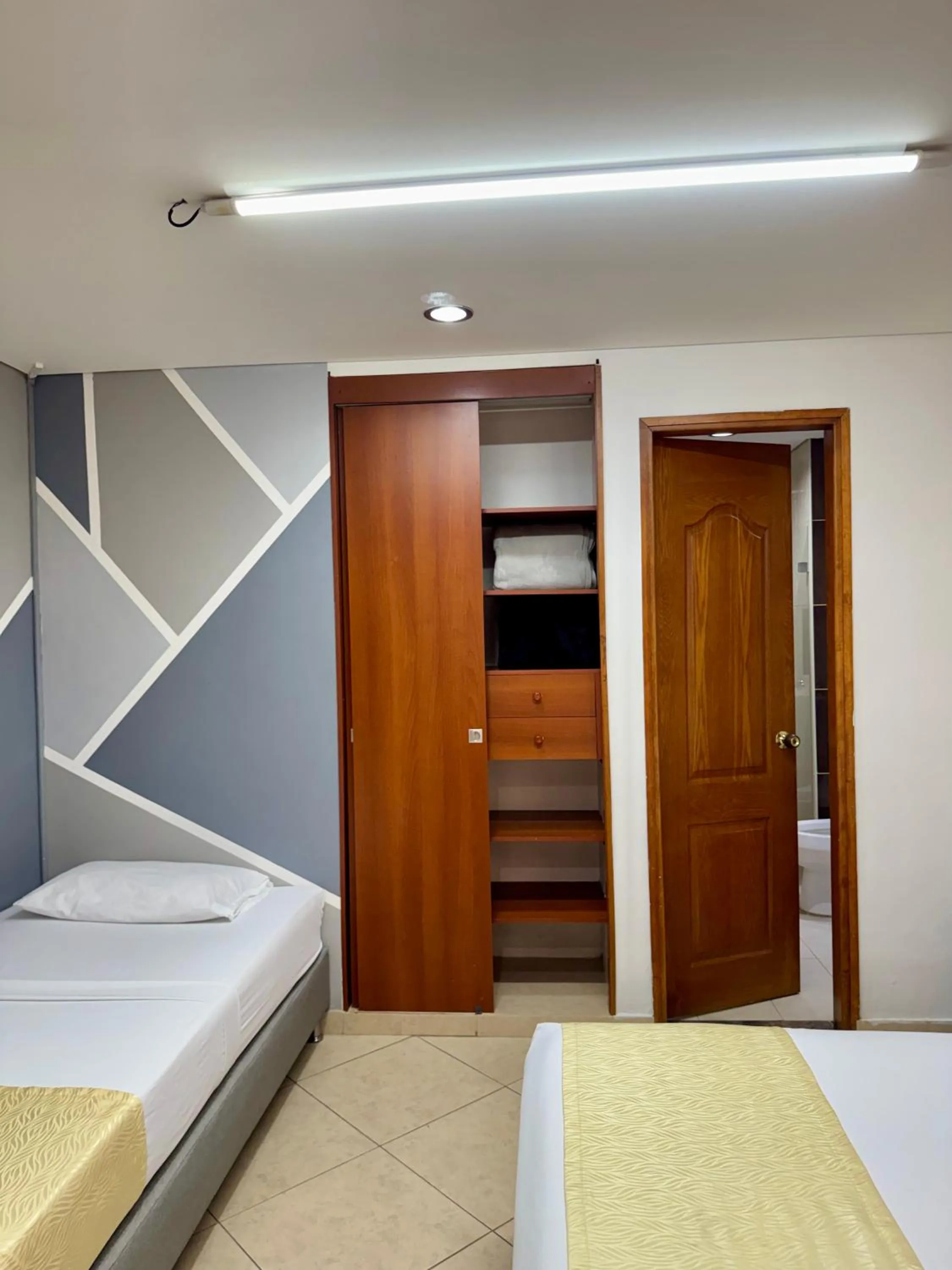 wardrobe, Bed in Hotel Prince Plaza - Laureles Estadio