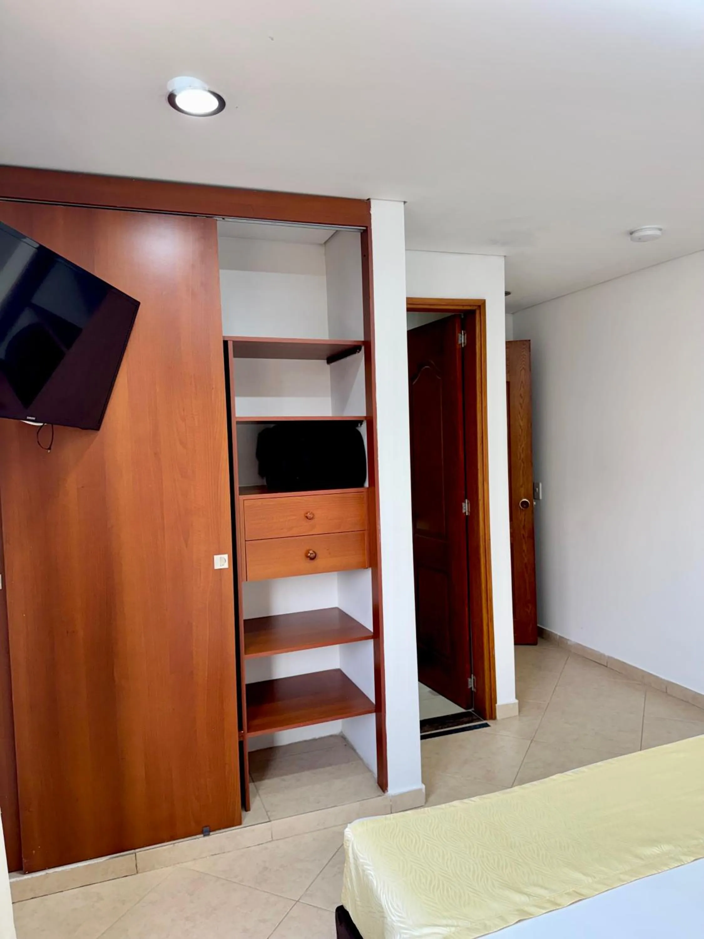 wardrobe, Bed in Hotel Prince Plaza - Laureles Estadio